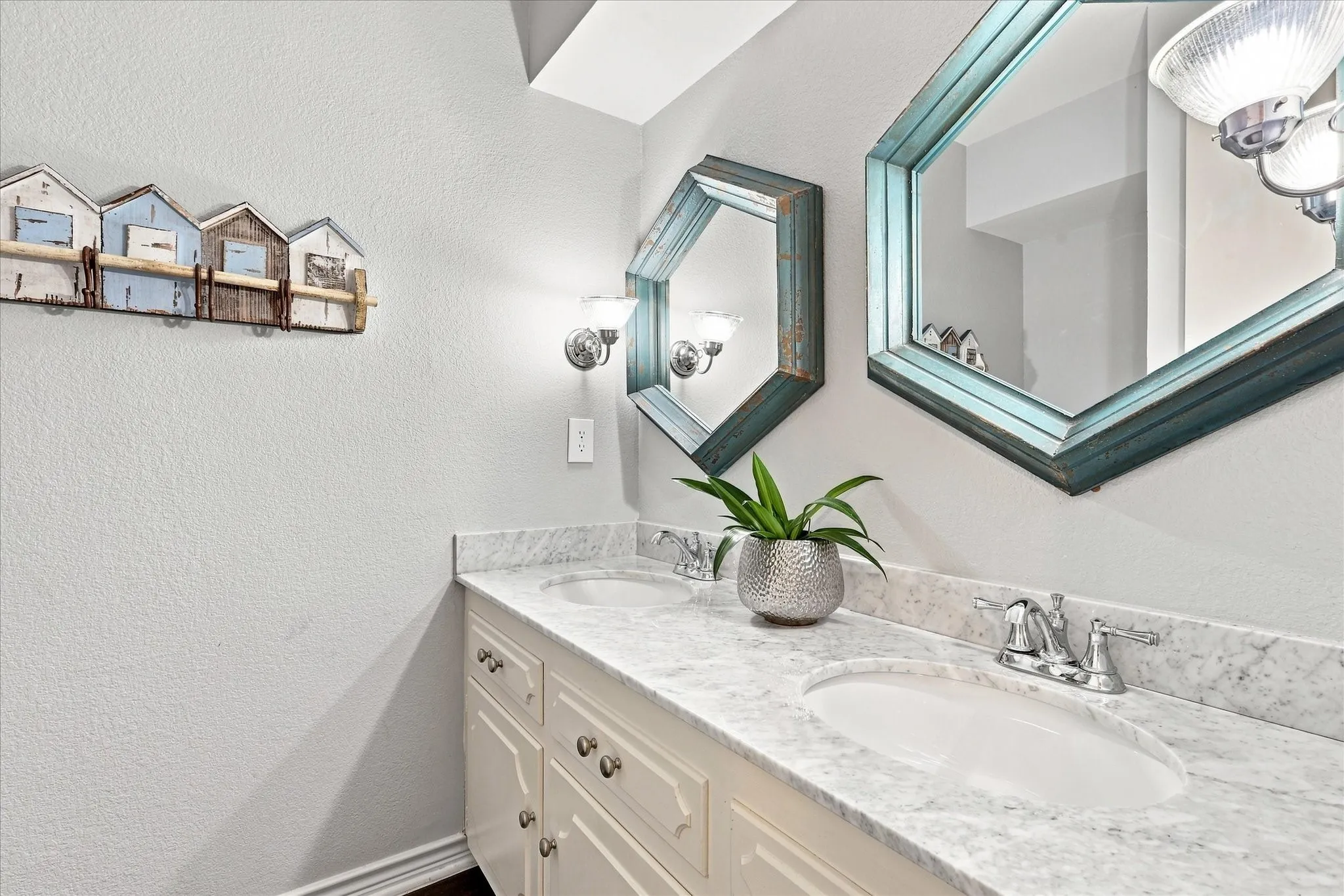 Hall 1/2 Bath