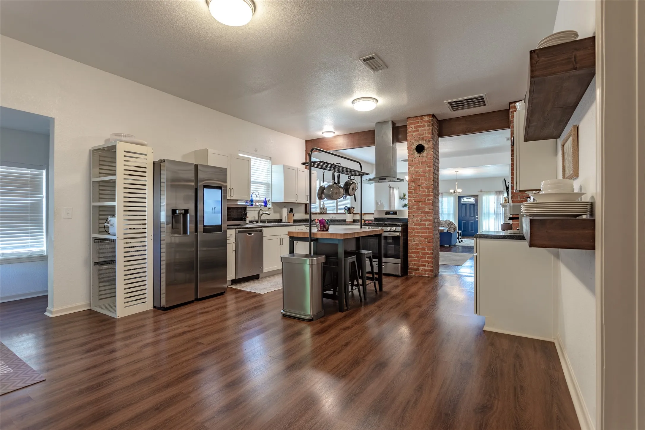 Single Family Residence For Sale in Mc Lennan County , 1200 N 15th Street, Waco, Texas 76707, 3 Bedroom, 2 Bathroom, Garage spaces, 2,335 Sqft, built in 1918, mls#21372611, Real Estate Agent in Waco, Homes For Sale in Mc Lennan county, Homes For Sale in Waco, Realtor in Waco Texas, Real Estate Brokerage Independent Realty Texas, Luminita Cordes Realtor