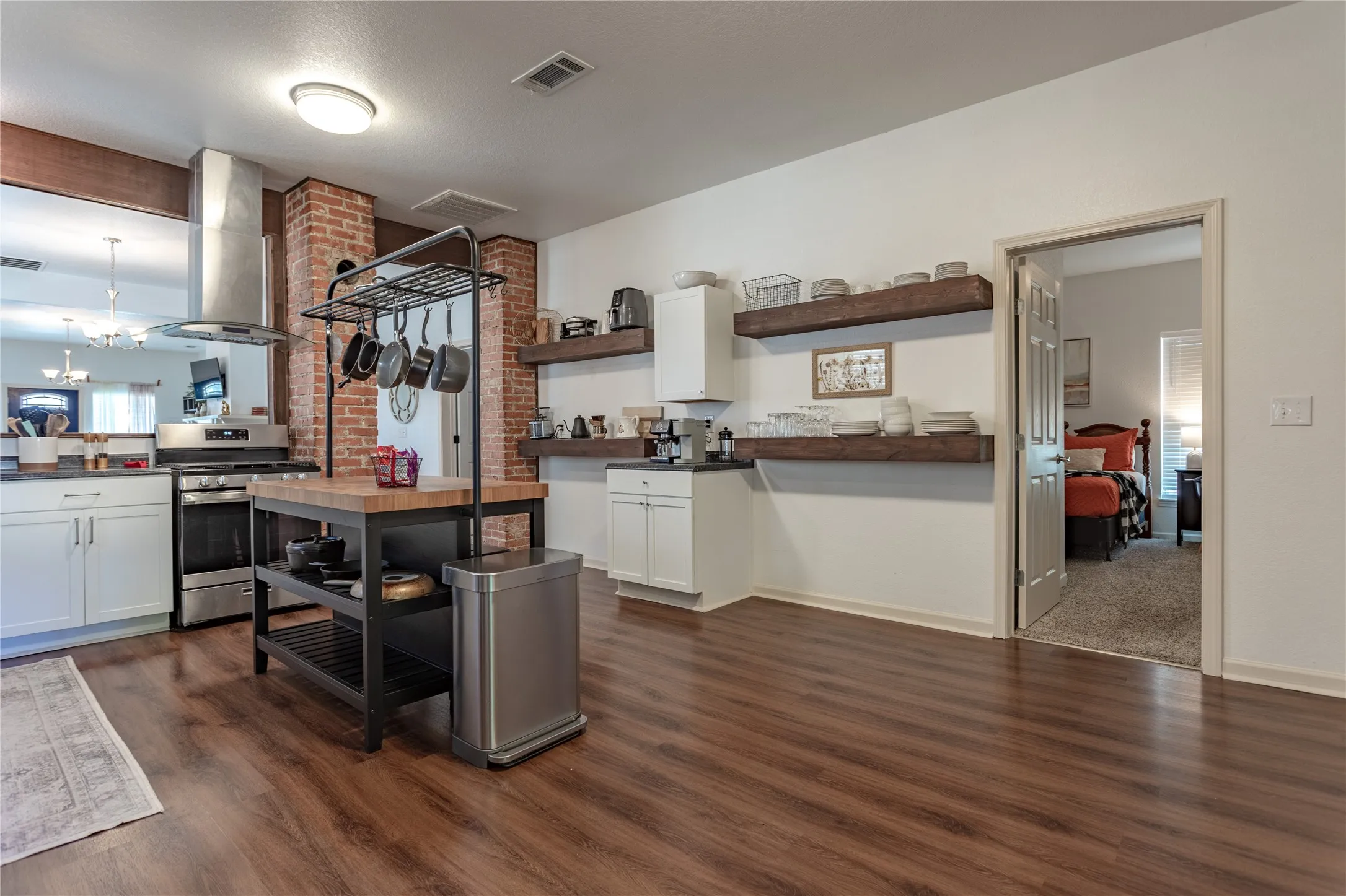 Single Family Residence For Sale in Mc Lennan County , 1200 N 15th Street, Waco, Texas 76707, 3 Bedroom, 2 Bathroom, Garage spaces, 2,335 Sqft, built in 1918, mls#21372611, Real Estate Agent in Waco, Homes For Sale in Mc Lennan county, Homes For Sale in Waco, Realtor in Waco Texas, Real Estate Brokerage Independent Realty Texas, Luminita Cordes Realtor