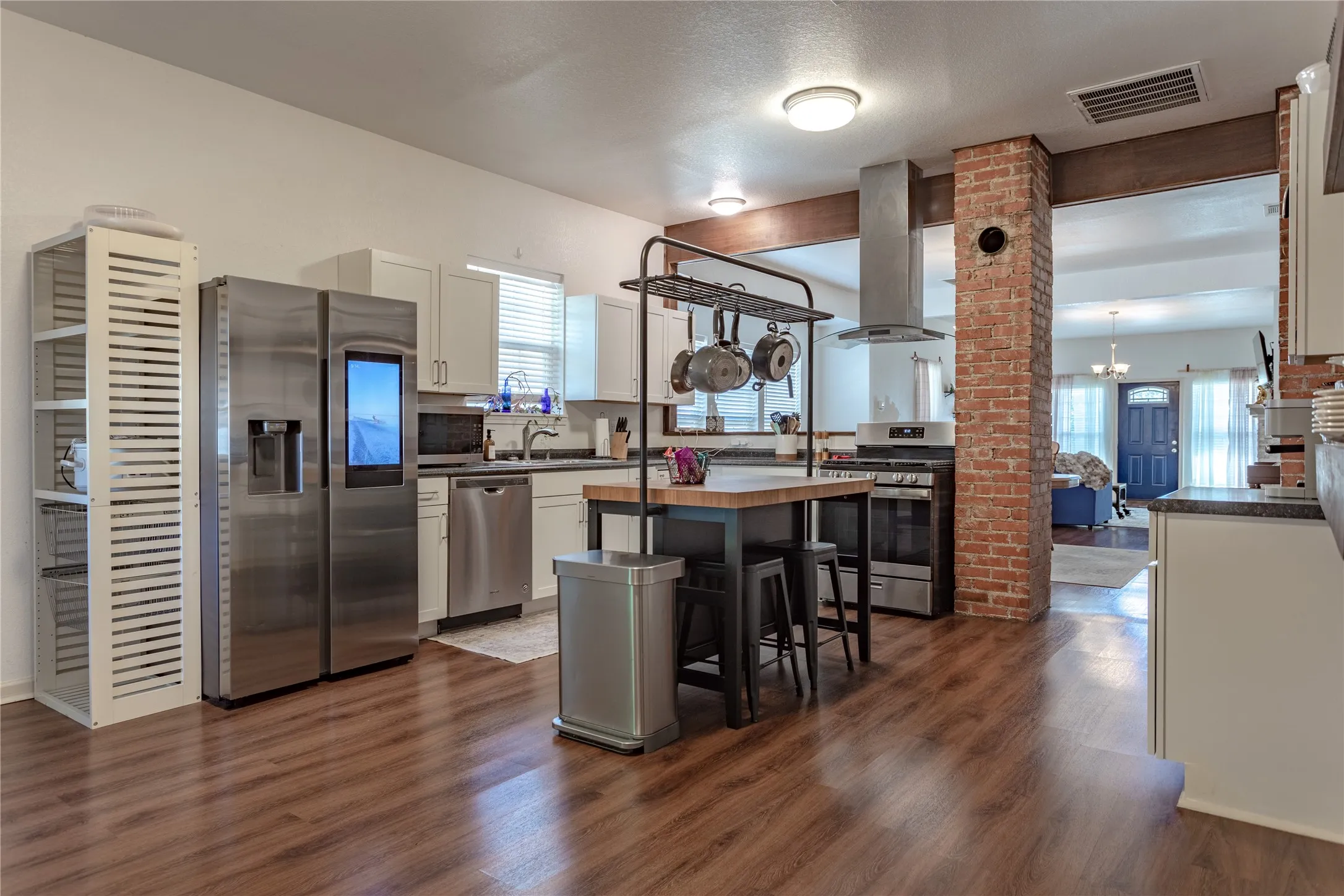Single Family Residence For Sale in Mc Lennan County , 1200 N 15th Street, Waco, Texas 76707, 3 Bedroom, 2 Bathroom, Garage spaces, 2,335 Sqft, built in 1918, mls#21372611, Real Estate Agent in Waco, Homes For Sale in Mc Lennan county, Homes For Sale in Waco, Realtor in Waco Texas, Real Estate Brokerage Independent Realty Texas, Luminita Cordes Realtor