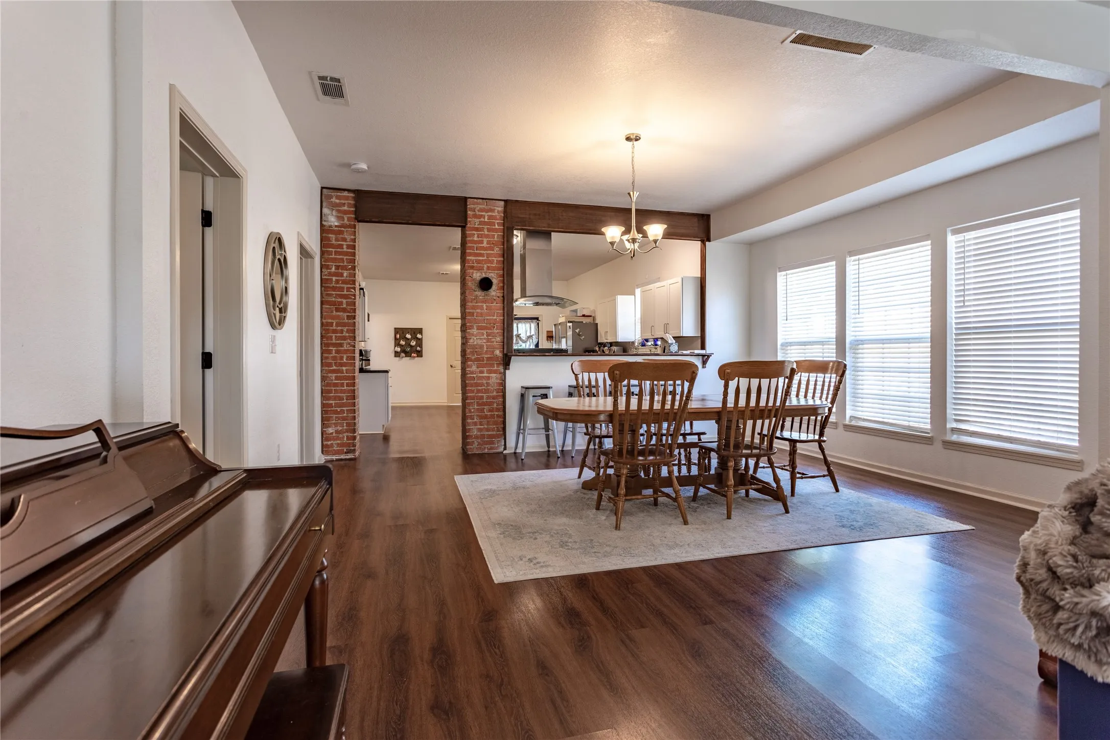 Single Family Residence For Sale in Mc Lennan County , 1200 N 15th Street, Waco, Texas 76707, 3 Bedroom, 2 Bathroom, Garage spaces, 2,335 Sqft, built in 1918, mls#21372611, Real Estate Agent in Waco, Homes For Sale in Mc Lennan county, Homes For Sale in Waco, Realtor in Waco Texas, Real Estate Brokerage Independent Realty Texas, Luminita Cordes Realtor
