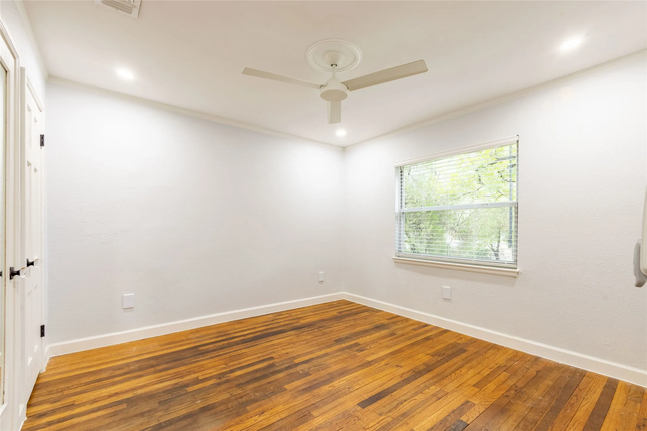 Lovely 2nd bedroom with ceiling fan