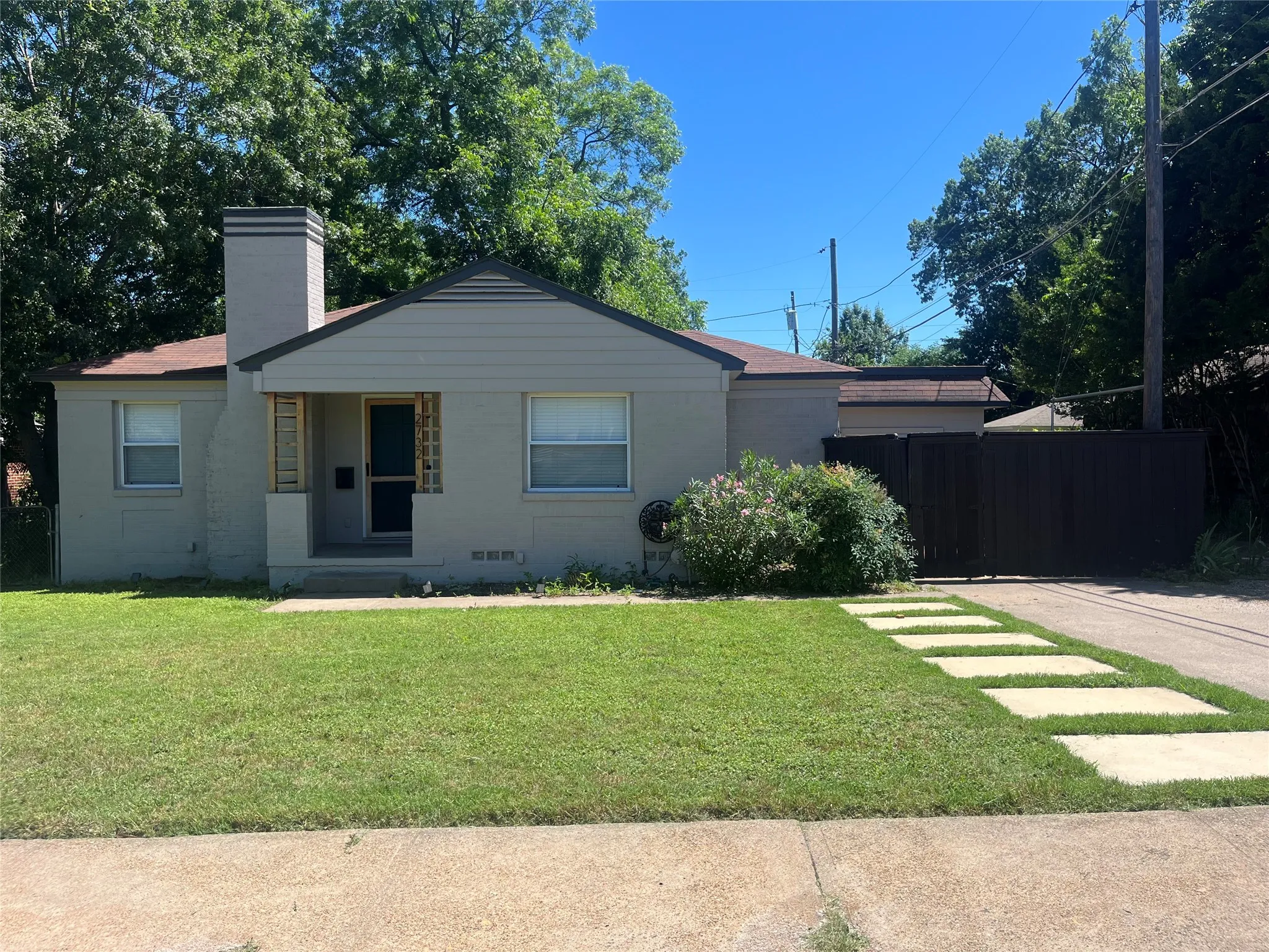 Single Family Residence For Rent in Dallas County , 2732 Mateur Street, Dallas, Texas 75211, 3 Bedroom, 2 Bathroom, Garage spaces, 1,575 Sqft, built in 1944, mls#21370633, Real Estate Agent in Dallas, Homes For Rent in Dallas county, Homes For Rent in Dallas, Realtor in Dallas Texas, Real Estate Brokerage Independent Realty Texas, Luminita Cordes Realtor
