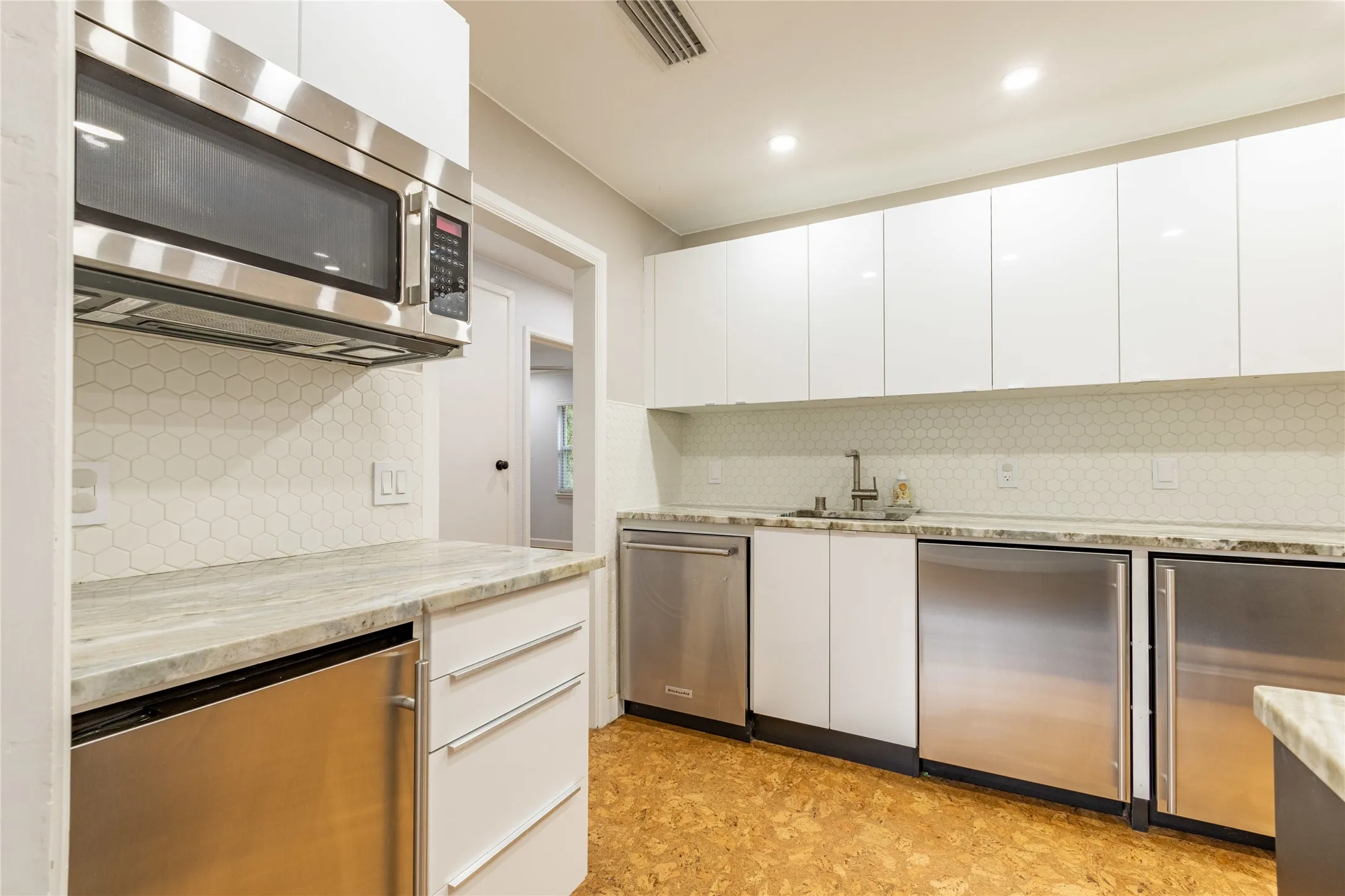 Single Family Residence For Rent in Dallas County , 2732 Mateur Street, Dallas, Texas 75211, 3 Bedroom, 2 Bathroom, Garage spaces, 1,575 Sqft, built in 1944, mls#21370633, Real Estate Agent in Dallas, Homes For Rent in Dallas county, Homes For Rent in Dallas, Realtor in Dallas Texas, Real Estate Brokerage Independent Realty Texas, Luminita Cordes Realtor