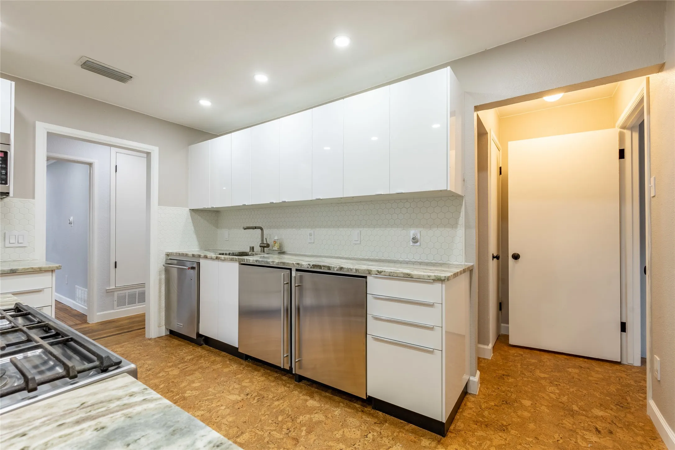 This is a well designed kitchen and is aesthetically pleasing and amazingly functional