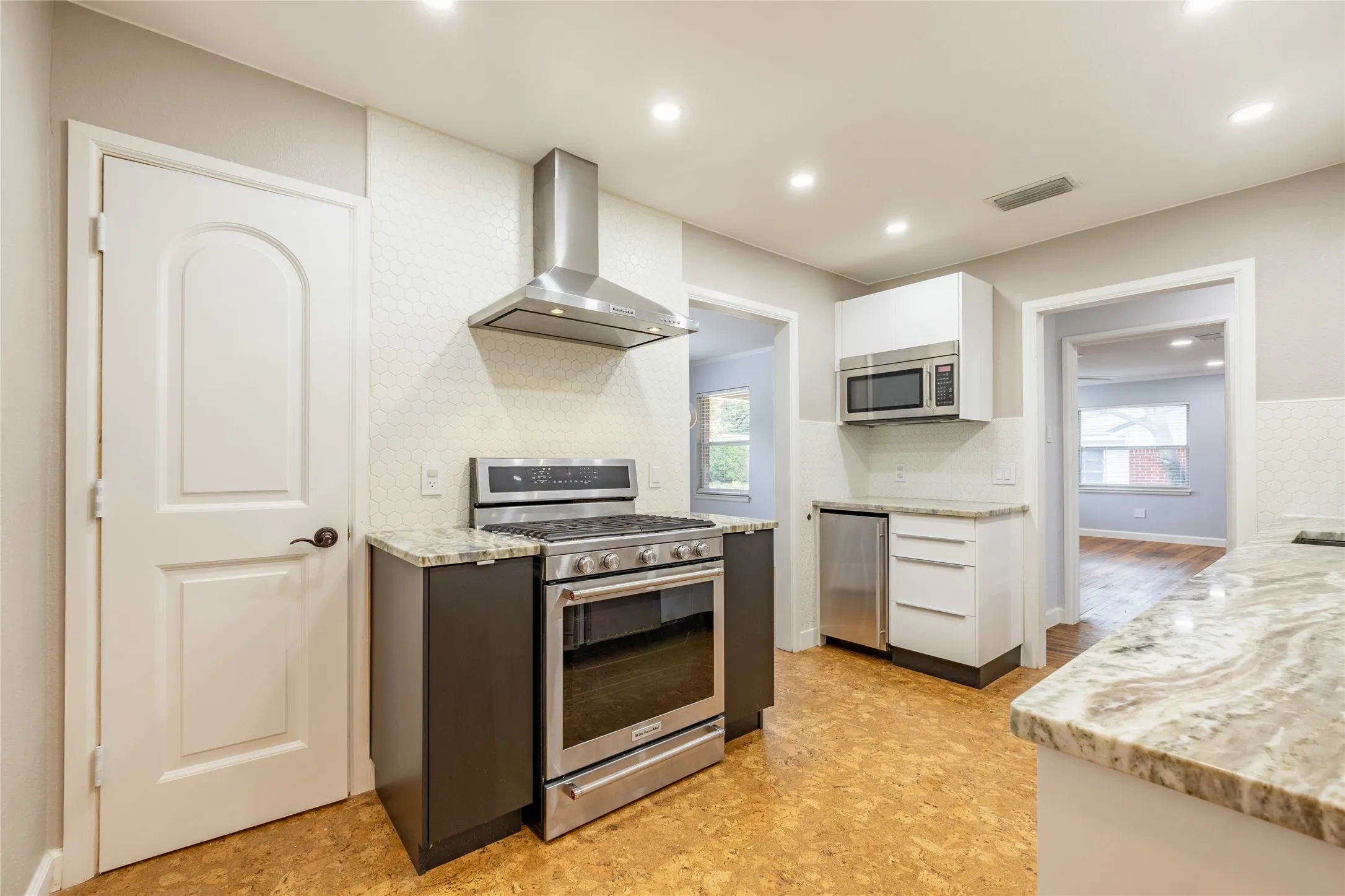 This is a dream range with gas cooktop - Wow! all that cooking space!
