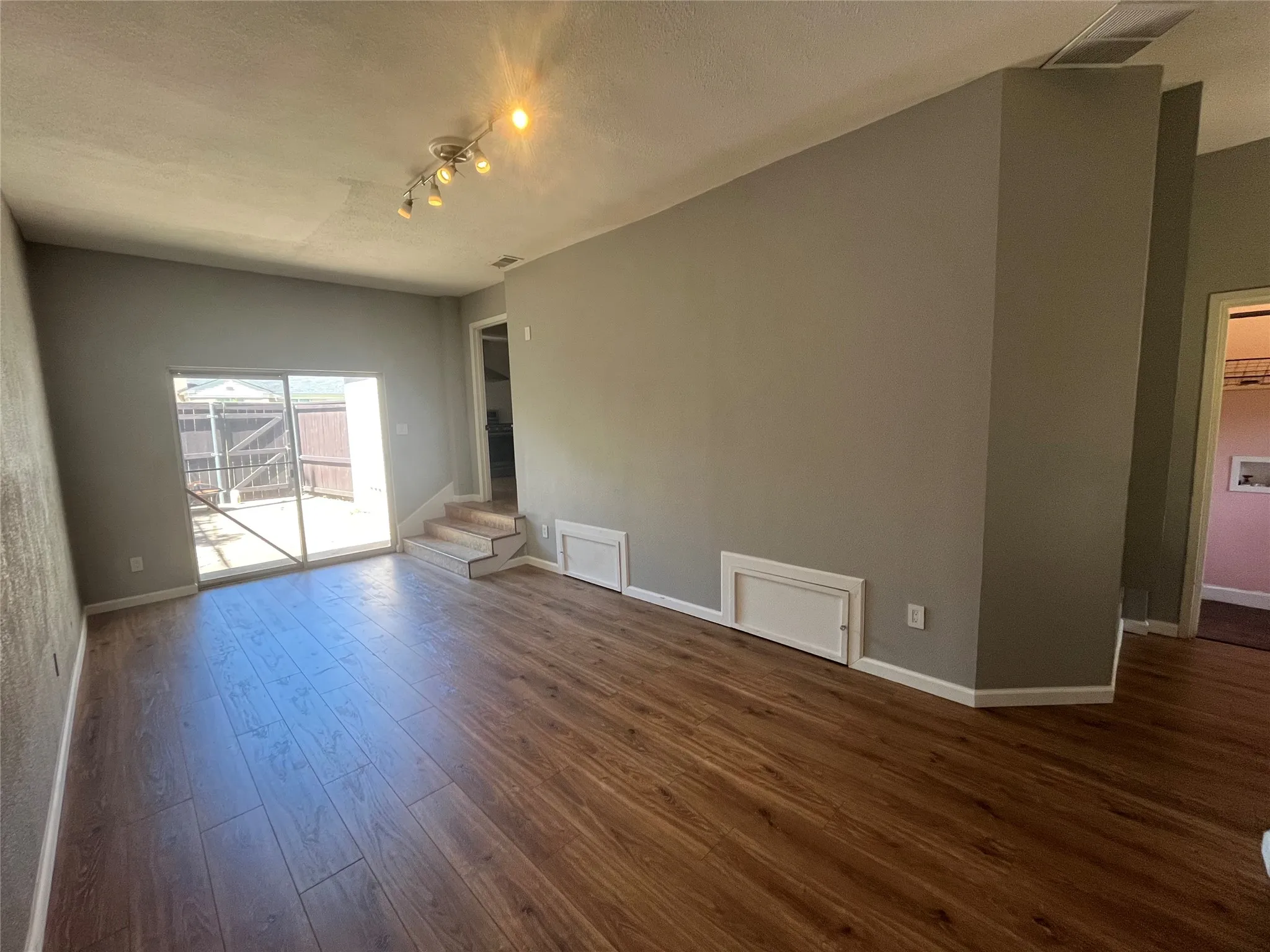Single Family Residence For Rent in Dallas County , 2732 Mateur Street, Dallas, Texas 75211, 3 Bedroom, 2 Bathroom, Garage spaces, 1,575 Sqft, built in 1944, mls#21370633, Real Estate Agent in Dallas, Homes For Rent in Dallas county, Homes For Rent in Dallas, Realtor in Dallas Texas, Real Estate Brokerage Independent Realty Texas, Luminita Cordes Realtor