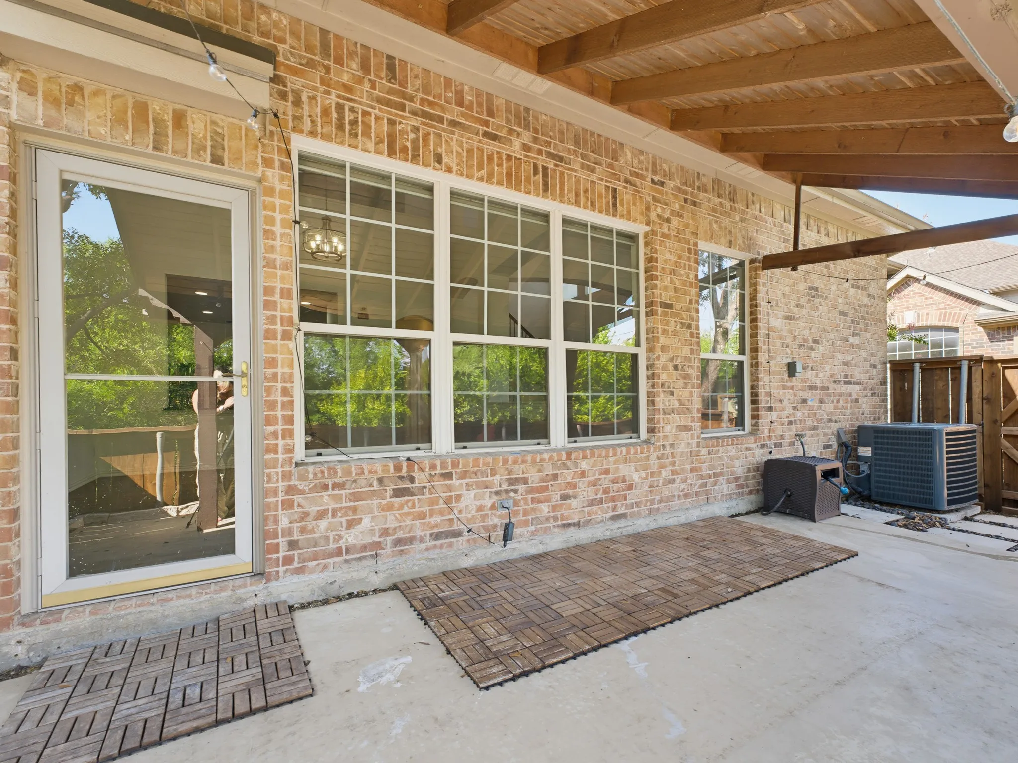 Townhouse For Sale in Denton County , 1833 Brookview Drive, Carrollton, Texas 75007, 3 Bedroom, 3 Bathroom, 2 Garage spaces, 1,996 Sqft, built in 2005, mls#21372276, Real Estate Agent in Carrollton, Homes For Sale in Denton county, Homes For Sale in Carrollton, Realtor in Carrollton Texas, Real Estate Brokerage Independent Realty Texas, Luminita Cordes Realtor