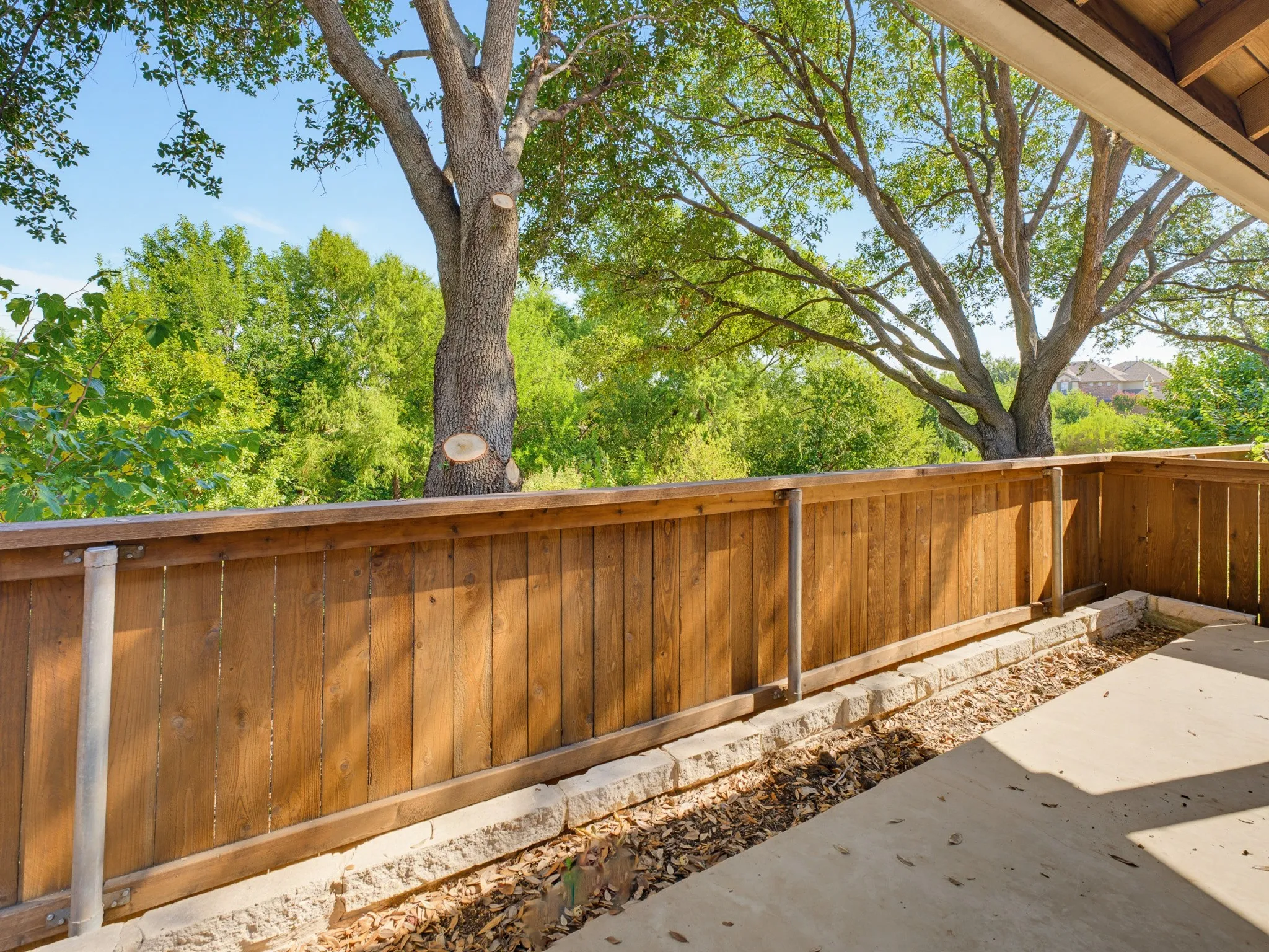 Townhouse For Sale in Denton County , 1833 Brookview Drive, Carrollton, Texas 75007, 3 Bedroom, 3 Bathroom, 2 Garage spaces, 1,996 Sqft, built in 2005, mls#21372276, Real Estate Agent in Carrollton, Homes For Sale in Denton county, Homes For Sale in Carrollton, Realtor in Carrollton Texas, Real Estate Brokerage Independent Realty Texas, Luminita Cordes Realtor