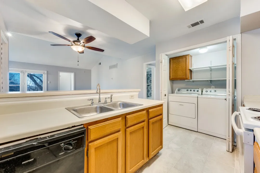 Condominium For Sale in Dallas County , 2835 Keller Springs 502, Carrollton, Texas 75006, 2 Bedroom, 2 Bathroom, Garage spaces, 948 Sqft, built in 1984, mls#21372624, Real Estate Agent in Carrollton, Homes For Sale in Dallas county, Homes For Sale in Carrollton, Realtor in Carrollton Texas, Real Estate Brokerage Independent Realty Texas, Luminita Cordes Realtor