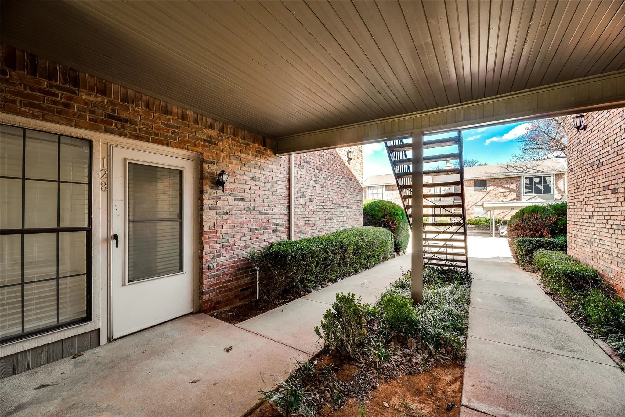 Condominium For Sale in Tarrant County , 2730 Silver Creek Drive 128, Arlington, Texas 76006, 1 Bedroom, 1 Bathroom, Garage spaces, 675 Sqft, built in 1983, mls#21367930, Real Estate Agent in Arlington, Homes For Sale in Tarrant county, Homes For Sale in Arlington, Realtor in Arlington Texas, Real Estate Brokerage Independent Realty Texas, Luminita Cordes Realtor