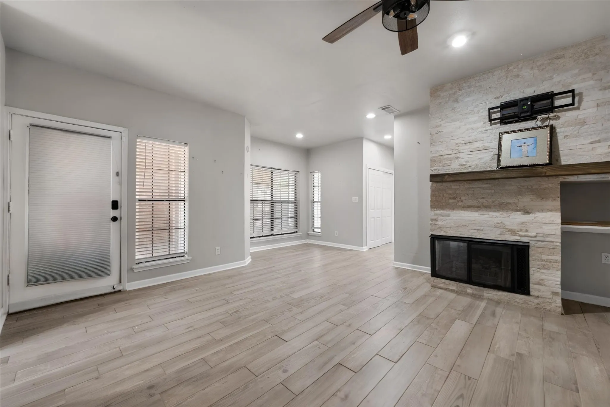 Condominium For Sale in Tarrant County , 2730 Silver Creek Drive 128, Arlington, Texas 76006, 1 Bedroom, 1 Bathroom, Garage spaces, 675 Sqft, built in 1983, mls#21367930, Real Estate Agent in Arlington, Homes For Sale in Tarrant county, Homes For Sale in Arlington, Realtor in Arlington Texas, Real Estate Brokerage Independent Realty Texas, Luminita Cordes Realtor