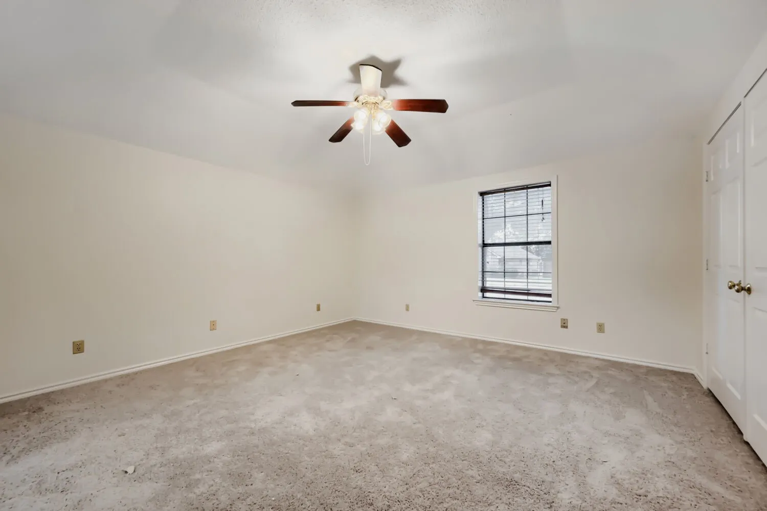 Single Family Residence For Sale in Denton County , 315 Tanglewood Street, Denton, Texas 76207, 3 Bedroom, 2 Bathroom, 2 Garage spaces, 1,646 Sqft, built in 1986, mls#21277137, Real Estate Agent in Denton, Homes For Sale in Denton county, Homes For Sale in Denton, Realtor in Denton Texas, Real Estate Brokerage Independent Realty Texas, Luminita Cordes Realtor