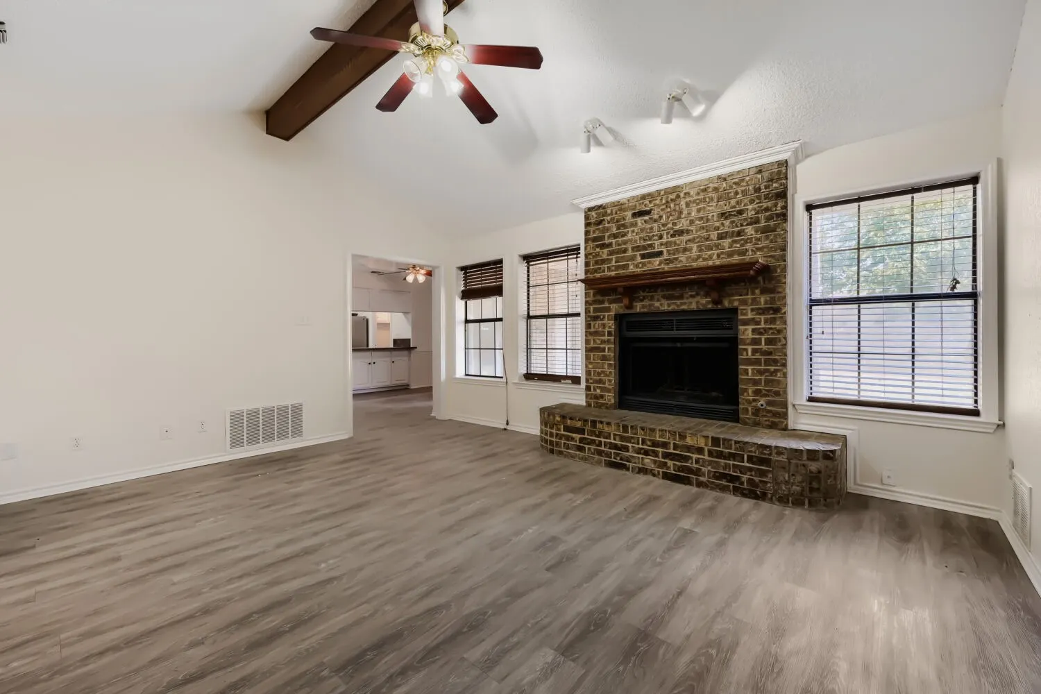 Single Family Residence For Sale in Denton County , 315 Tanglewood Street, Denton, Texas 76207, 3 Bedroom, 2 Bathroom, 2 Garage spaces, 1,646 Sqft, built in 1986, mls#21277137, Real Estate Agent in Denton, Homes For Sale in Denton county, Homes For Sale in Denton, Realtor in Denton Texas, Real Estate Brokerage Independent Realty Texas, Luminita Cordes Realtor