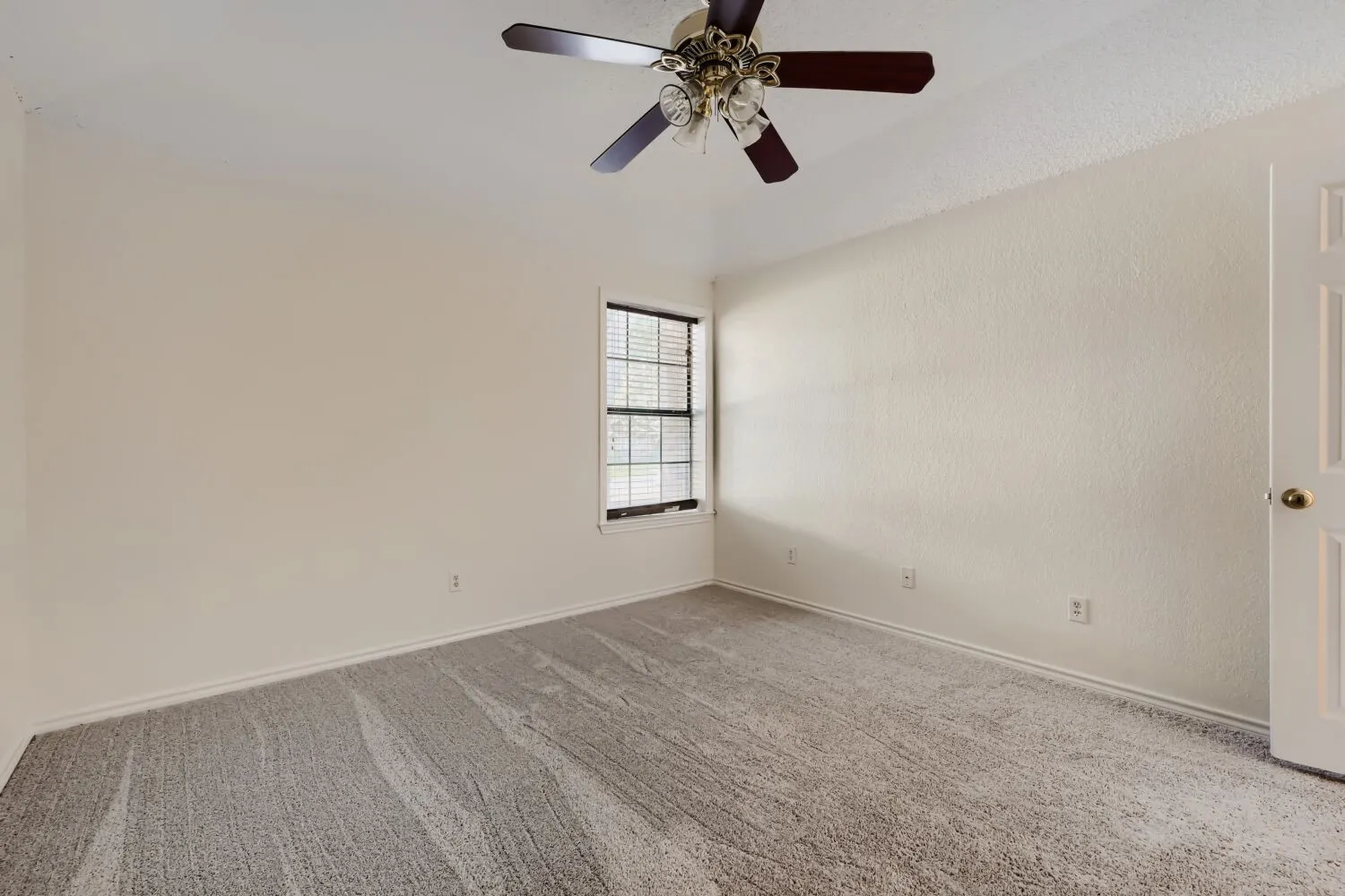 Single Family Residence For Sale in Denton County , 315 Tanglewood Street, Denton, Texas 76207, 3 Bedroom, 2 Bathroom, 2 Garage spaces, 1,646 Sqft, built in 1986, mls#21277137, Real Estate Agent in Denton, Homes For Sale in Denton county, Homes For Sale in Denton, Realtor in Denton Texas, Real Estate Brokerage Independent Realty Texas, Luminita Cordes Realtor