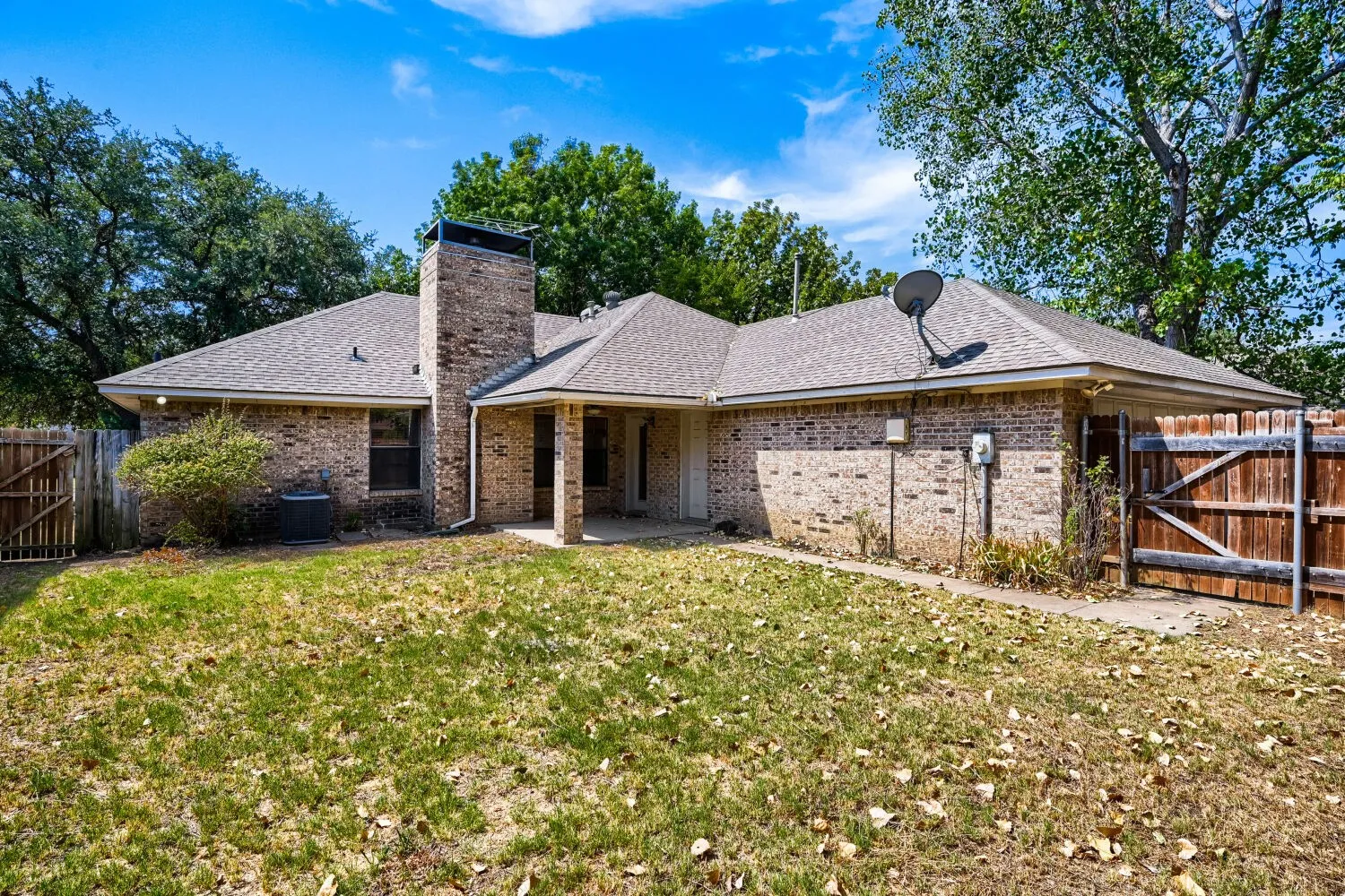 Single Family Residence For Sale in Denton County , 315 Tanglewood Street, Denton, Texas 76207, 3 Bedroom, 2 Bathroom, 2 Garage spaces, 1,646 Sqft, built in 1986, mls#21277137, Real Estate Agent in Denton, Homes For Sale in Denton county, Homes For Sale in Denton, Realtor in Denton Texas, Real Estate Brokerage Independent Realty Texas, Luminita Cordes Realtor