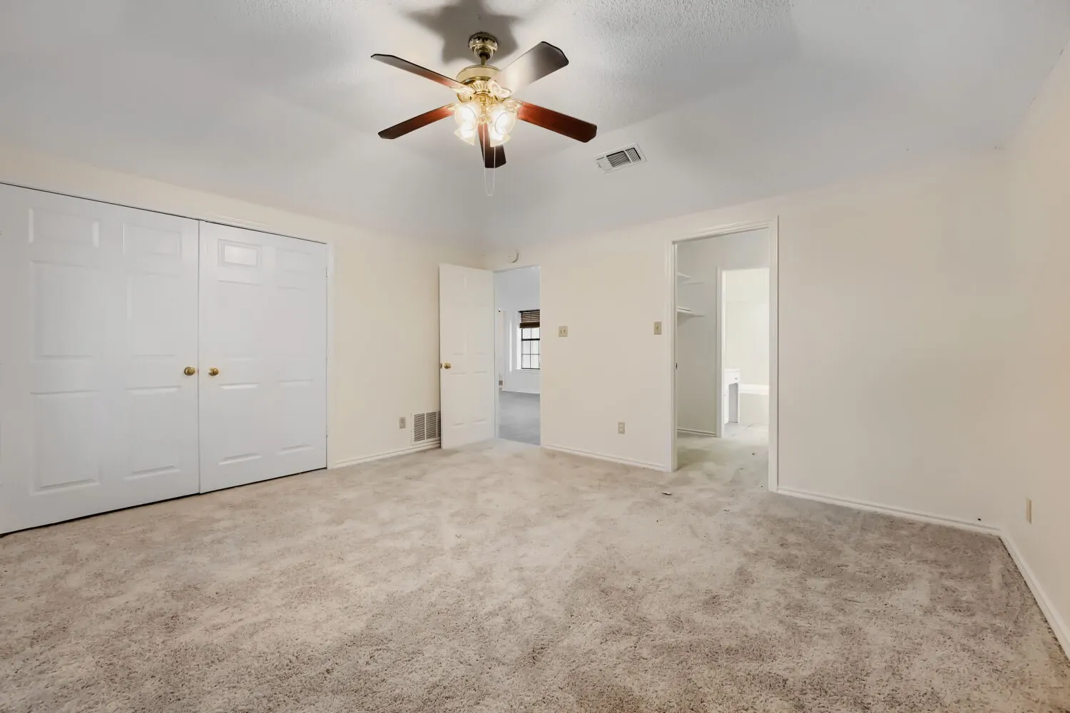 Single Family Residence For Sale in Denton County , 315 Tanglewood Street, Denton, Texas 76207, 3 Bedroom, 2 Bathroom, 2 Garage spaces, 1,646 Sqft, built in 1986, mls#21277137, Real Estate Agent in Denton, Homes For Sale in Denton county, Homes For Sale in Denton, Realtor in Denton Texas, Real Estate Brokerage Independent Realty Texas, Luminita Cordes Realtor