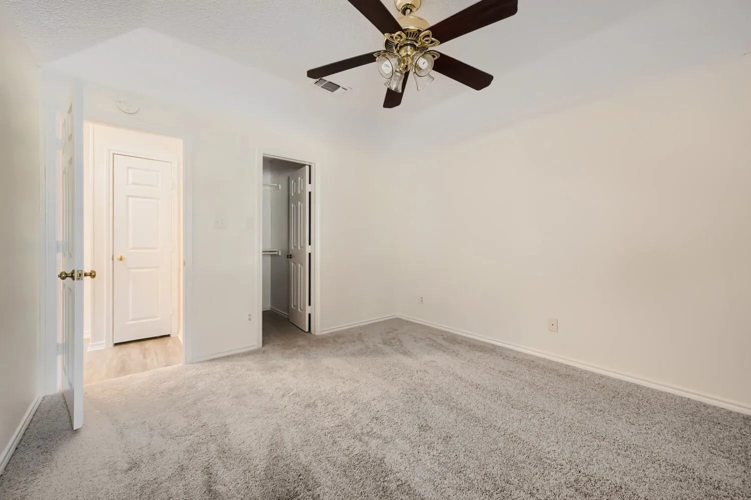Single Family Residence For Sale in Denton County , 315 Tanglewood Street, Denton, Texas 76207, 3 Bedroom, 2 Bathroom, 2 Garage spaces, 1,646 Sqft, built in 1986, mls#21277137, Real Estate Agent in Denton, Homes For Sale in Denton county, Homes For Sale in Denton, Realtor in Denton Texas, Real Estate Brokerage Independent Realty Texas, Luminita Cordes Realtor