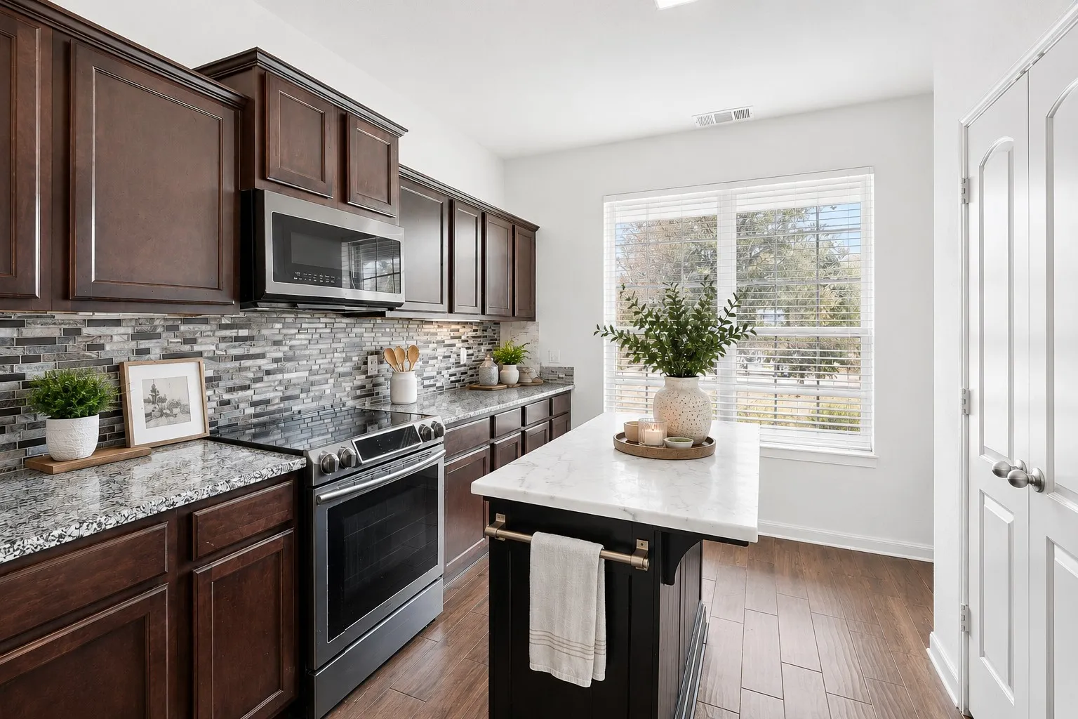 Single Family Residence For Sale in Denton County , 4808 Beaver Creek Avenue, Denton, Texas 76207, 5 Bedroom, 3 Bathroom, 2 Garage spaces, 2,991 Sqft, built in 2018, mls#21367239, Real Estate Agent in Denton, Homes For Sale in Denton county, Homes For Sale in Denton, Realtor in Denton Texas, Real Estate Brokerage Independent Realty Texas, Luminita Cordes Realtor