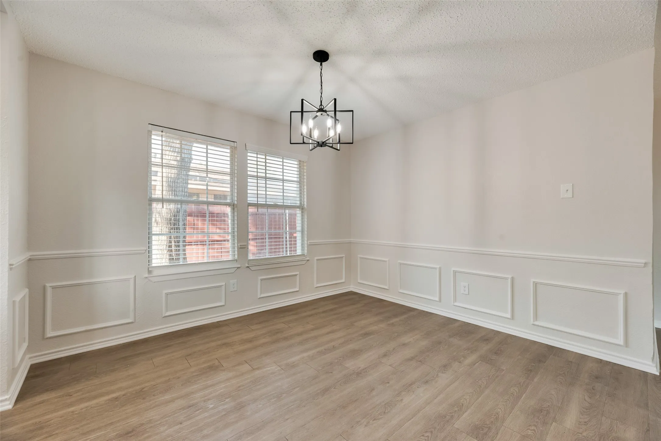 Single Family Residence For Sale in Denton County , 1422 Westwood Drive, Lewisville, Texas 75067, 4 Bedroom, 2 Bathroom, 2 Garage spaces, 1,509 Sqft, built in 1980, mls#21372622, Real Estate Agent in Lewisville, Homes For Sale in Denton county, Homes For Sale in Lewisville, Realtor in Lewisville Texas, Real Estate Brokerage Independent Realty Texas, Luminita Cordes Realtor