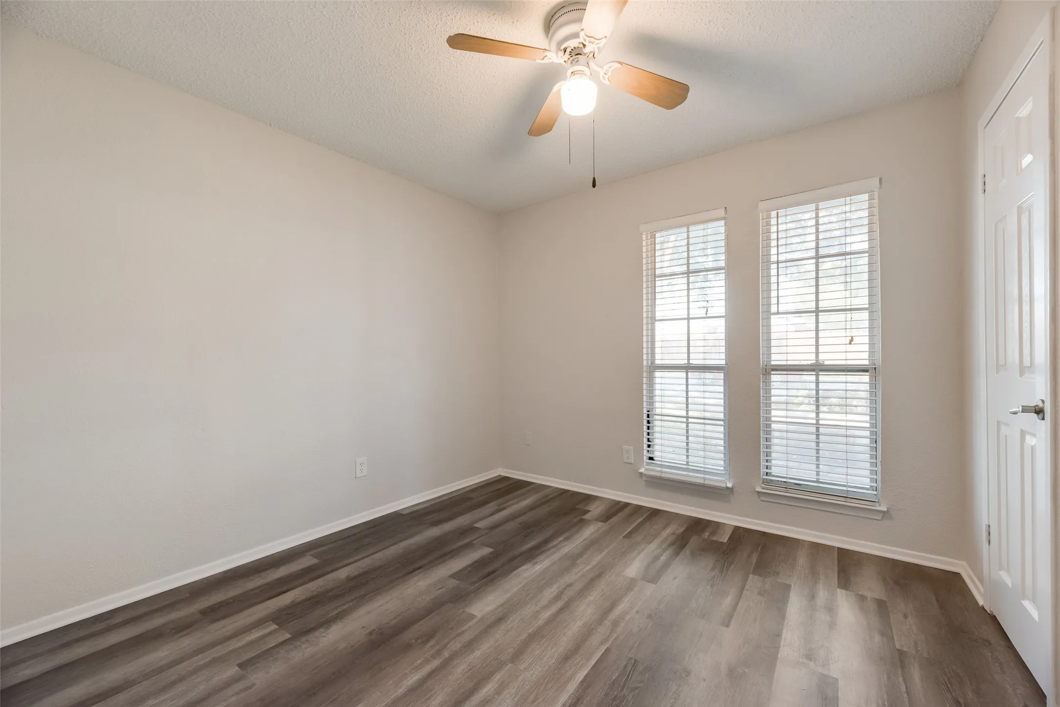 Single Family Residence For Sale in Denton County , 1422 Westwood Drive, Lewisville, Texas 75067, 4 Bedroom, 2 Bathroom, 2 Garage spaces, 1,509 Sqft, built in 1980, mls#21372622, Real Estate Agent in Lewisville, Homes For Sale in Denton county, Homes For Sale in Lewisville, Realtor in Lewisville Texas, Real Estate Brokerage Independent Realty Texas, Luminita Cordes Realtor
