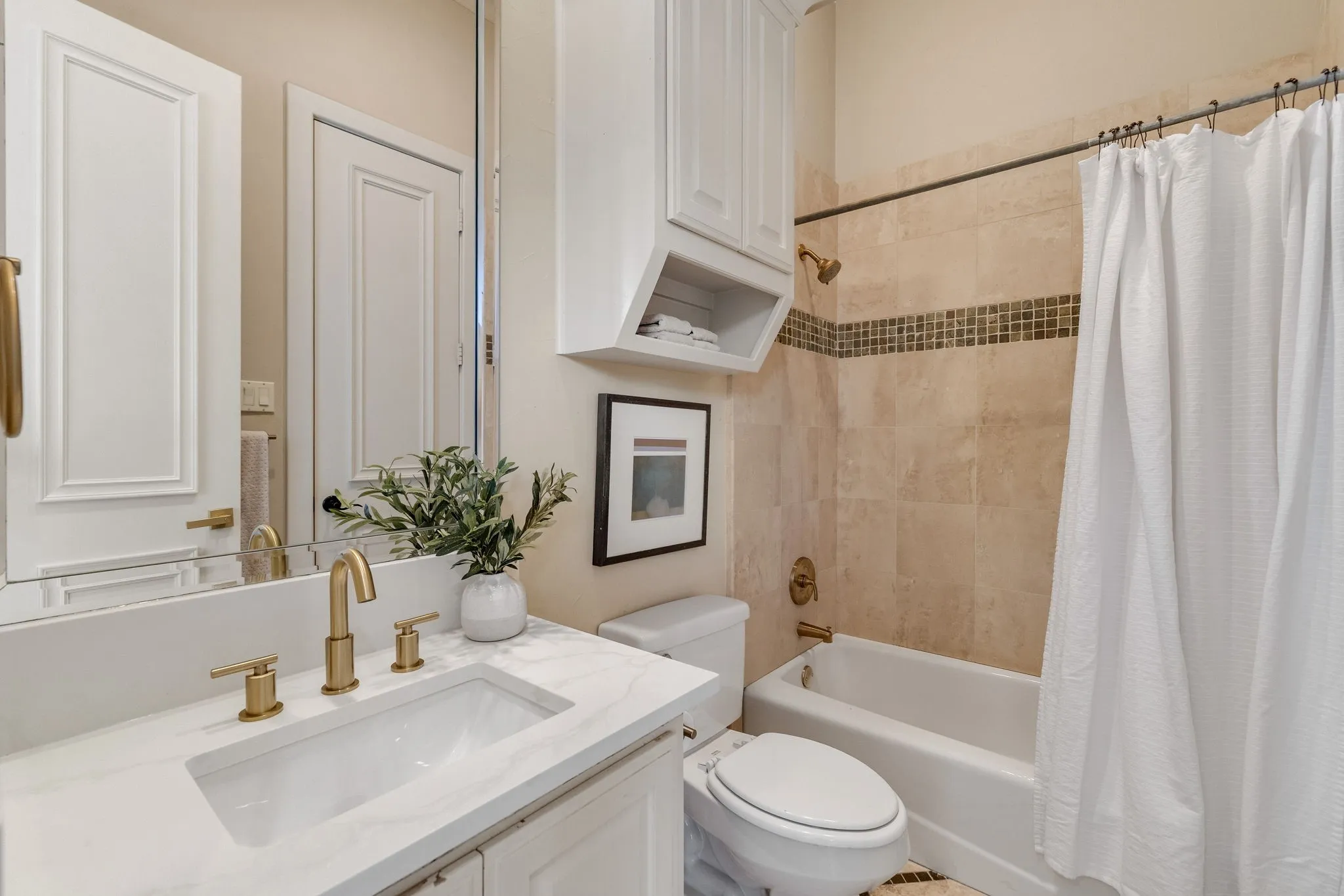 Full guest bath with tub/shower combo.