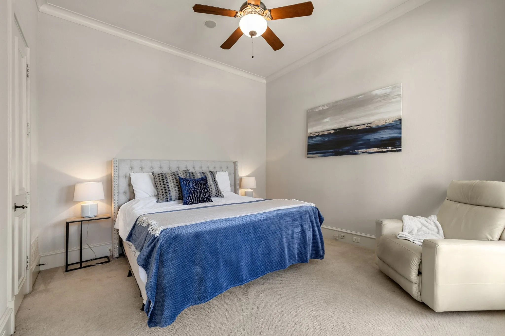 Downstairs guest suite with en-suite bath.