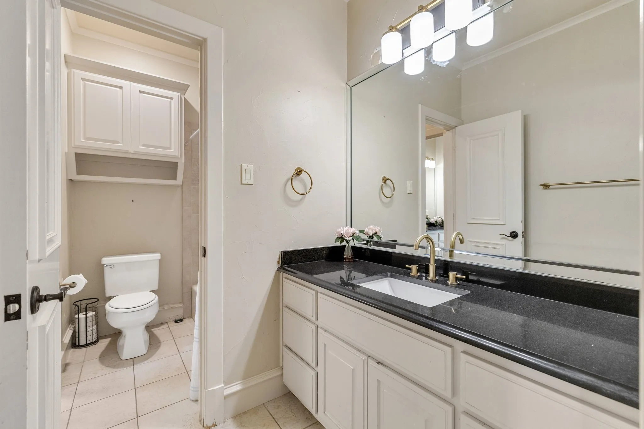 En-suite bath with separate bathing room.