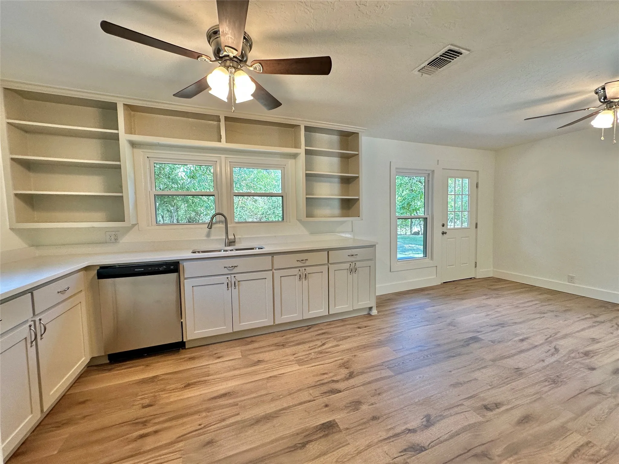 Single Family Residence For Sale in Hopkins County , 112 Morris Drive, Sulphur Springs, Texas 75482, 4 Bedroom, 2 Bathroom, Garage spaces, 1,626 Sqft, built in 1956, mls#21371819, Real Estate Agent in Sulphur Springs, Homes For Sale in Hopkins county, Homes For Sale in Sulphur Springs, Realtor in Sulphur Springs Texas, Real Estate Brokerage Independent Realty Texas, Luminita Cordes Realtor