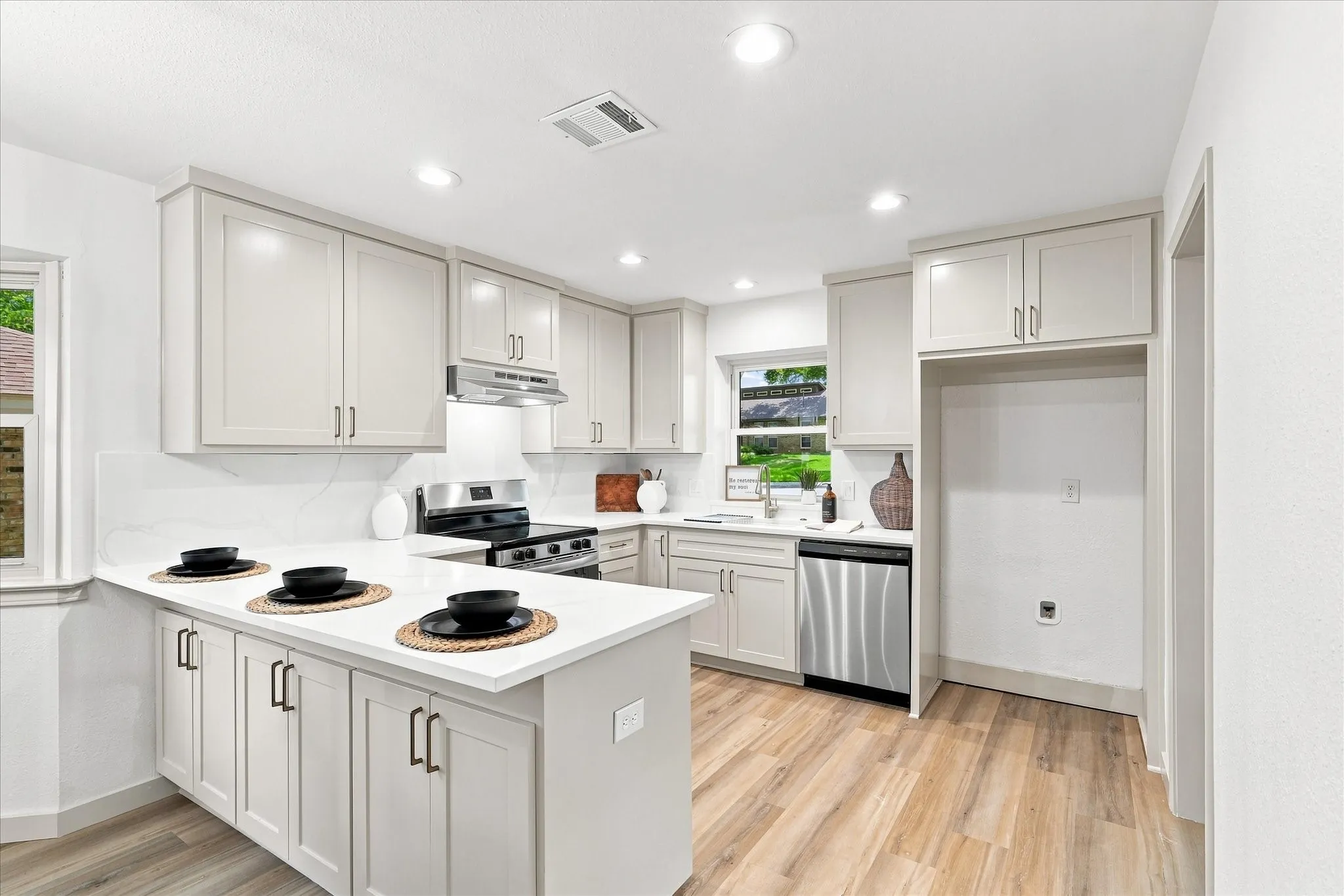 Single Family Residence For Sale in Denton County , 1419 San Antone Lane, Lewisville, Texas 75077, 4 Bedroom, 2 Bathroom, 2 Garage spaces, 2,072 Sqft, built in 1974, mls#21370814, Real Estate Agent in Lewisville, Homes For Sale in Denton county, Homes For Sale in Lewisville, Realtor in Lewisville Texas, Real Estate Brokerage Independent Realty Texas, Luminita Cordes Realtor