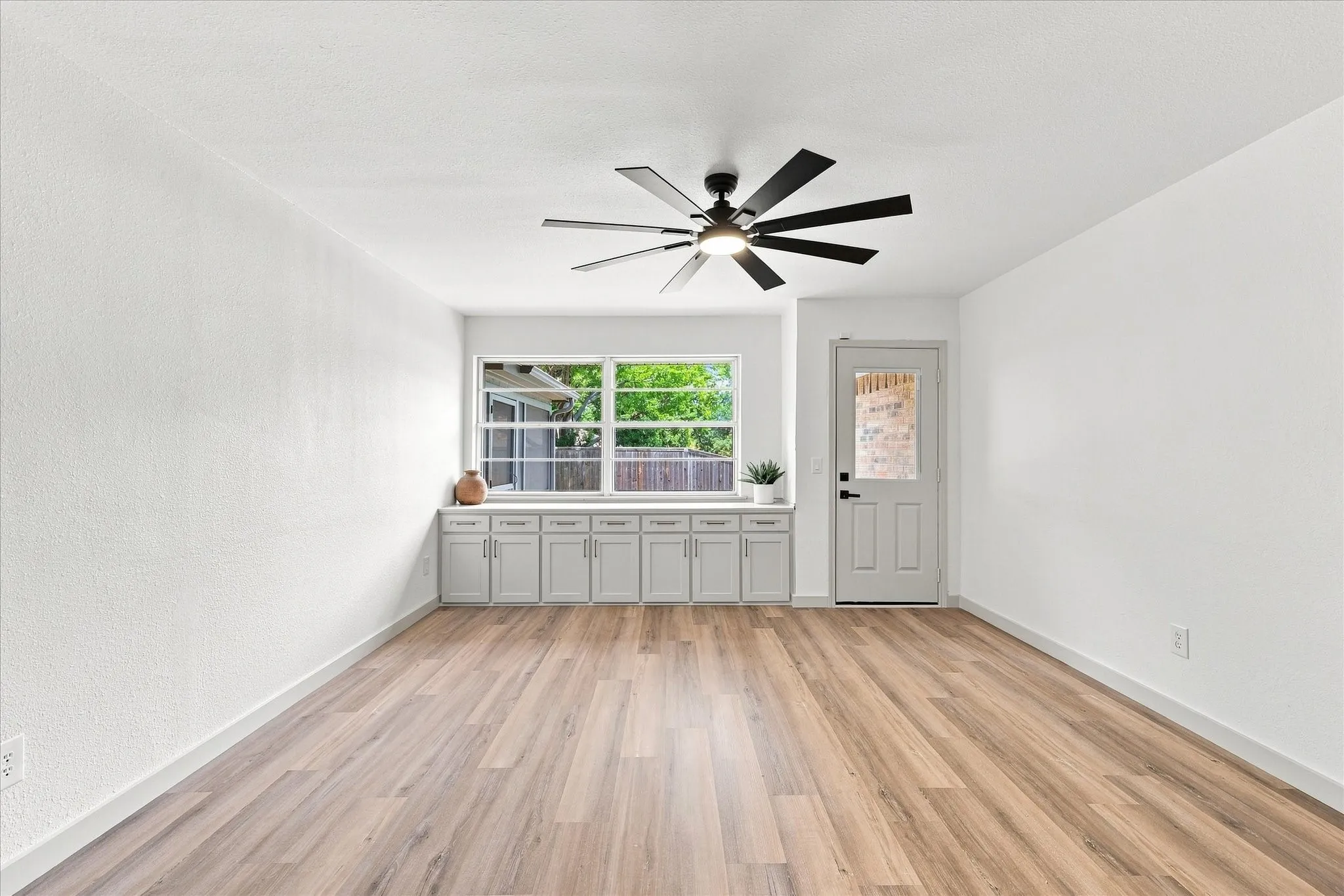 Single Family Residence For Sale in Denton County , 1419 San Antone Lane, Lewisville, Texas 75077, 4 Bedroom, 2 Bathroom, 2 Garage spaces, 2,072 Sqft, built in 1974, mls#21370814, Real Estate Agent in Lewisville, Homes For Sale in Denton county, Homes For Sale in Lewisville, Realtor in Lewisville Texas, Real Estate Brokerage Independent Realty Texas, Luminita Cordes Realtor