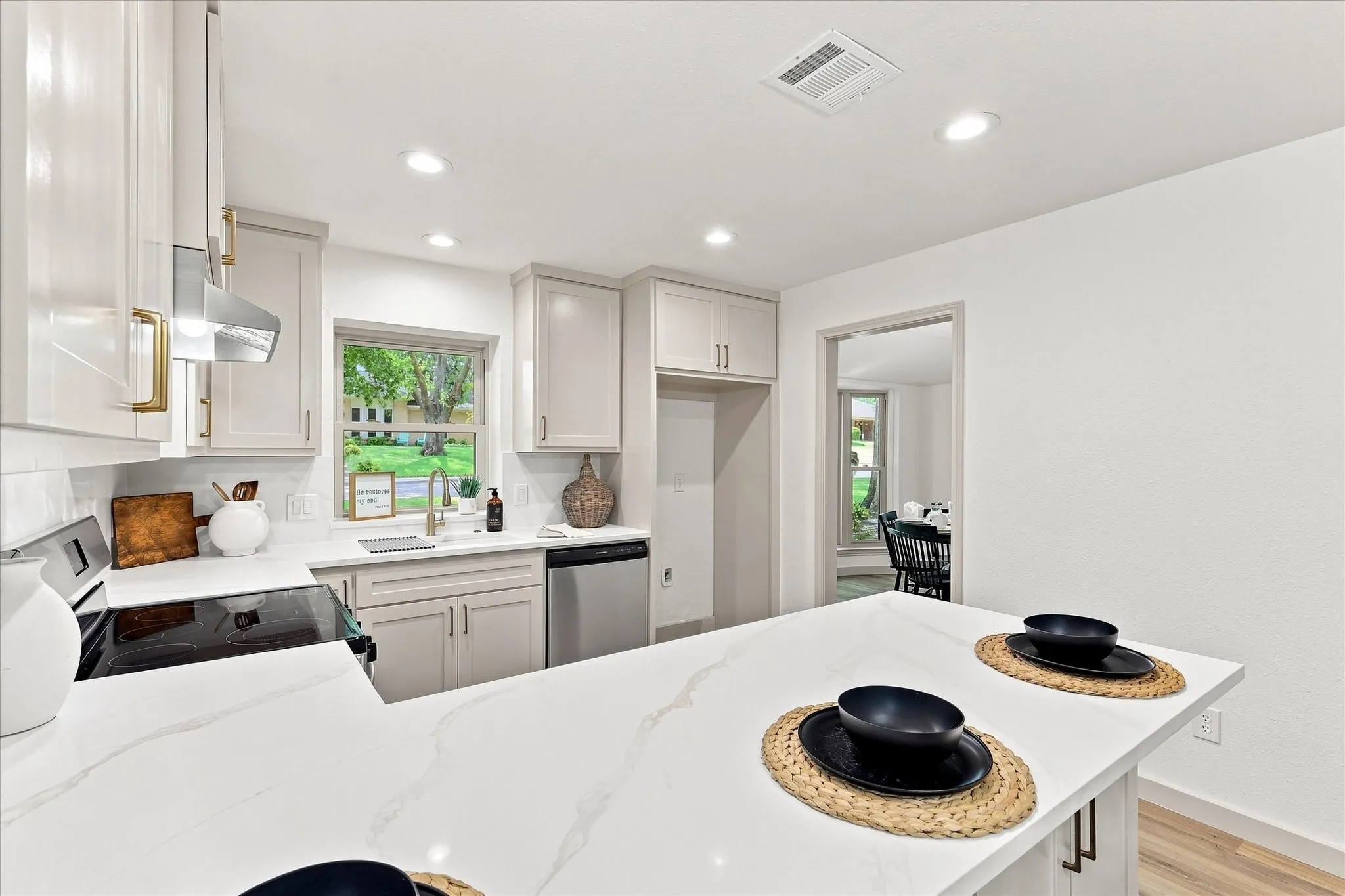 Single Family Residence For Sale in Denton County , 1419 San Antone Lane, Lewisville, Texas 75077, 4 Bedroom, 2 Bathroom, 2 Garage spaces, 2,072 Sqft, built in 1974, mls#21370814, Real Estate Agent in Lewisville, Homes For Sale in Denton county, Homes For Sale in Lewisville, Realtor in Lewisville Texas, Real Estate Brokerage Independent Realty Texas, Luminita Cordes Realtor