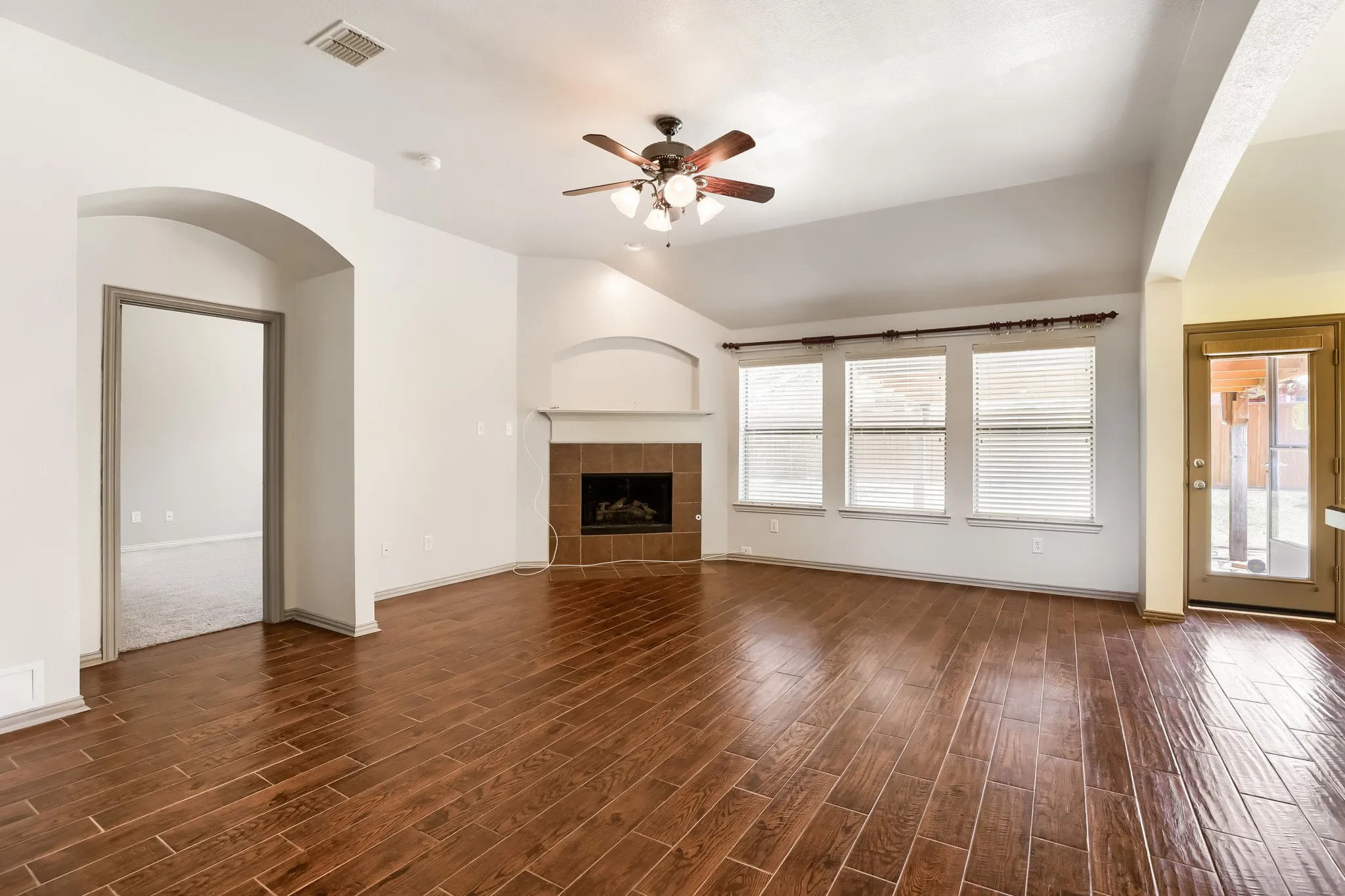 Single Family Residence For Sale in Kaufman County , 114 Beacon Hill Lane, Forney, Texas 75126, 3 Bedroom, 2 Bathroom, 2 Garage spaces, 2,005 Sqft, built in 2005, mls#21370464, Real Estate Agent in Forney, Homes For Sale in Kaufman county, Homes For Sale in Forney, Realtor in Forney Texas, Real Estate Brokerage Independent Realty Texas, Luminita Cordes Realtor