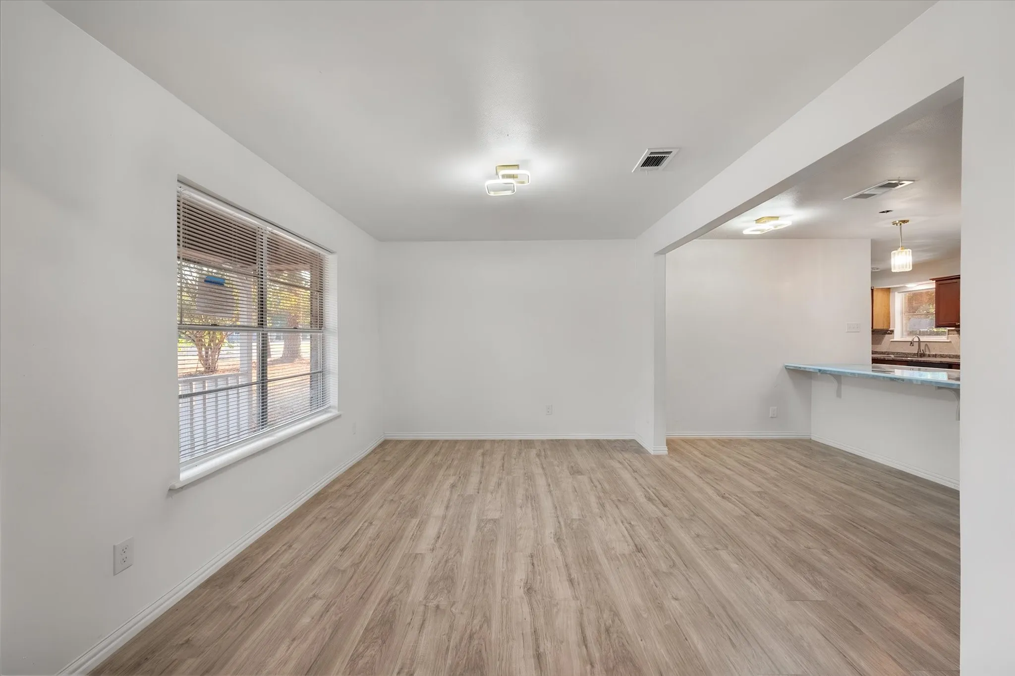 Single Family Residence For Sale in Navarro County , 3400 Emhouse Road, Corsicana, Texas 75110, 3 Bedroom, 2 Bathroom, 2 Garage spaces, 1,730 Sqft, built in 1968, mls#21371816, Real Estate Agent in Corsicana, Homes For Sale in Navarro county, Homes For Sale in Corsicana, Realtor in Corsicana Texas, Real Estate Brokerage Independent Realty Texas, Luminita Cordes Realtor