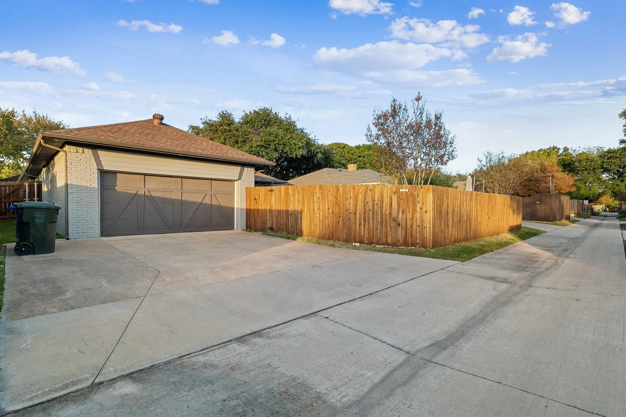 Single Family Residence For Rent in Denton County , 1922 Camden Way, Carrollton, Texas 75007, 3 Bedroom, 3 Bathroom, 2 Garage spaces, 2,467 Sqft, built in 1978, mls#21369583, Real Estate Agent in Carrollton, Homes For Rent in Denton county, Homes For Rent in Carrollton, Realtor in Carrollton Texas, Real Estate Brokerage Independent Realty Texas, Luminita Cordes Realtor