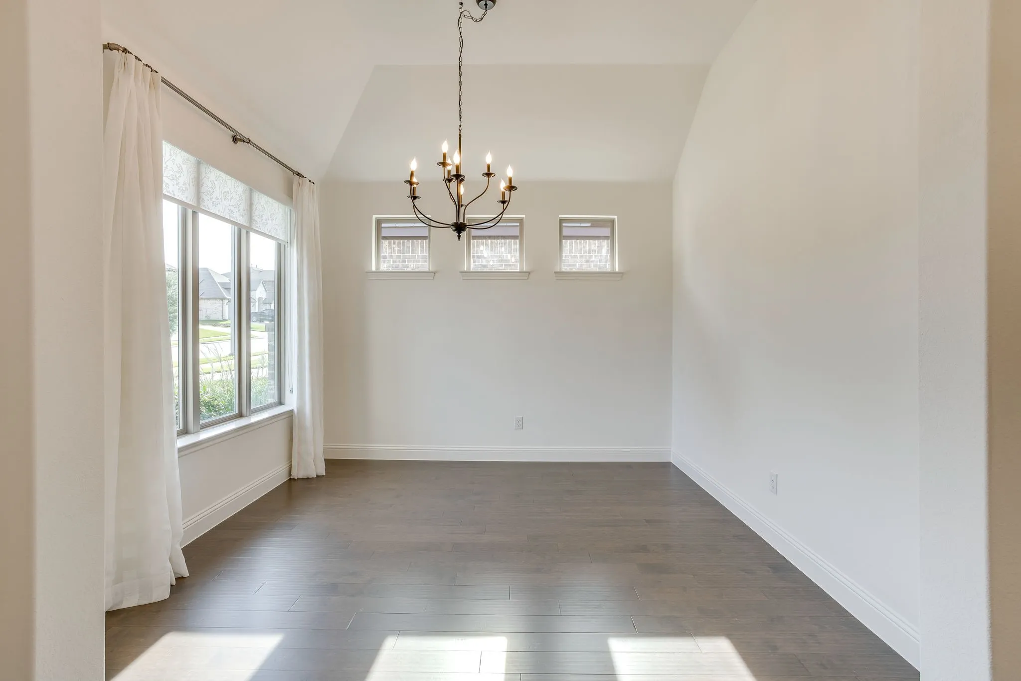 Single Family Residence For Sale in Tarrant County , 5705 Surry Mountain Trail, Fort Worth, Texas 76179, 3 Bedroom, 2 Bathroom, 2 Garage spaces, 2,223 Sqft, built in 2021, mls#21356977, Real Estate Agent in Fort Worth, Homes For Sale in Tarrant county, Homes For Sale in Fort Worth, Realtor in Fort Worth Texas, Real Estate Brokerage Independent Realty Texas, Luminita Cordes Realtor