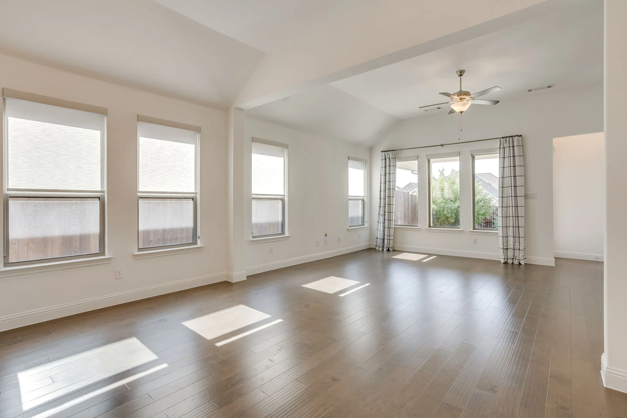 Single Family Residence For Sale in Tarrant County , 5705 Surry Mountain Trail, Fort Worth, Texas 76179, 3 Bedroom, 2 Bathroom, 2 Garage spaces, 2,223 Sqft, built in 2021, mls#21356977, Real Estate Agent in Fort Worth, Homes For Sale in Tarrant county, Homes For Sale in Fort Worth, Realtor in Fort Worth Texas, Real Estate Brokerage Independent Realty Texas, Luminita Cordes Realtor