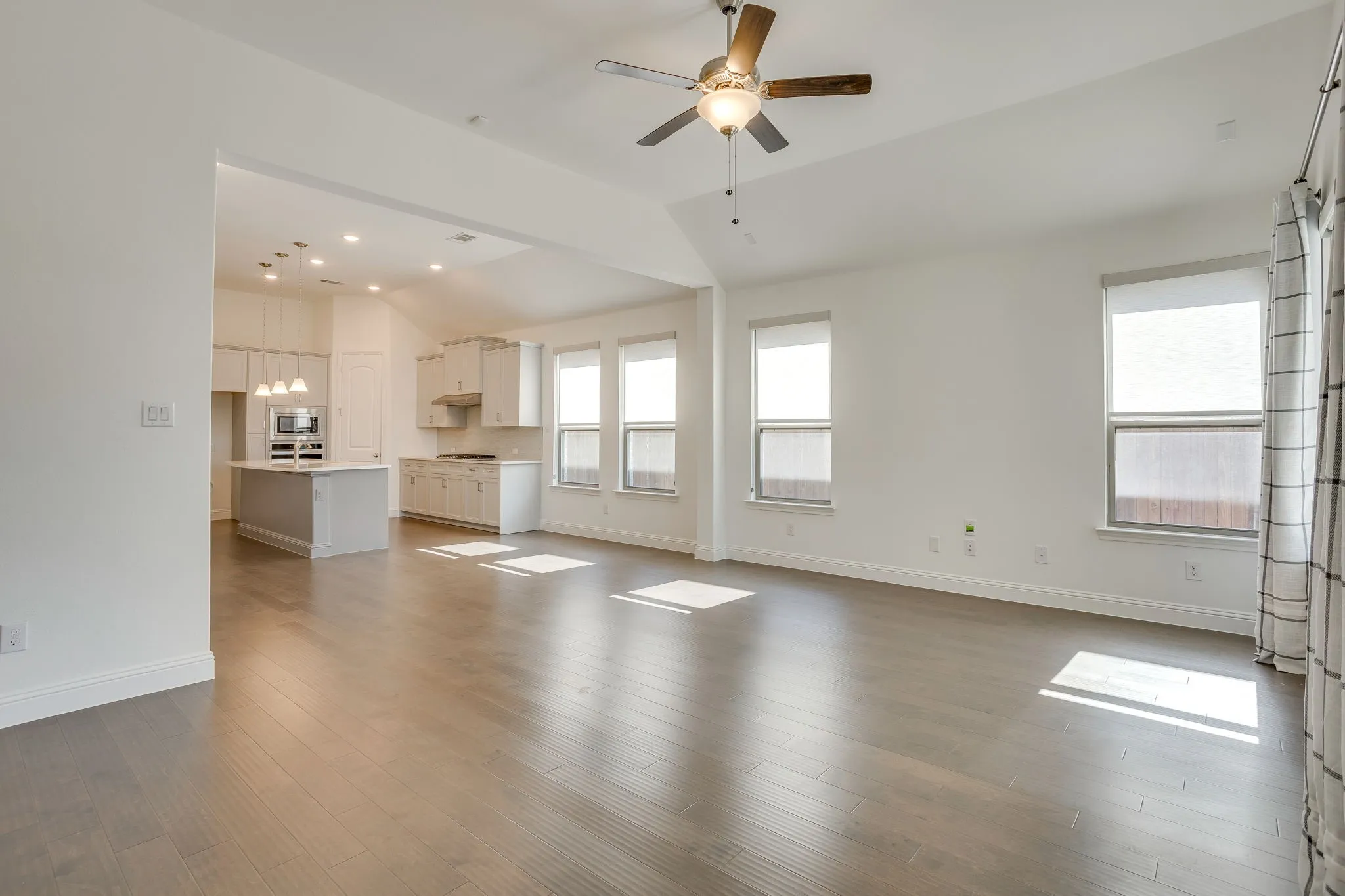 Single Family Residence For Sale in Tarrant County , 5705 Surry Mountain Trail, Fort Worth, Texas 76179, 3 Bedroom, 2 Bathroom, 2 Garage spaces, 2,223 Sqft, built in 2021, mls#21356977, Real Estate Agent in Fort Worth, Homes For Sale in Tarrant county, Homes For Sale in Fort Worth, Realtor in Fort Worth Texas, Real Estate Brokerage Independent Realty Texas, Luminita Cordes Realtor