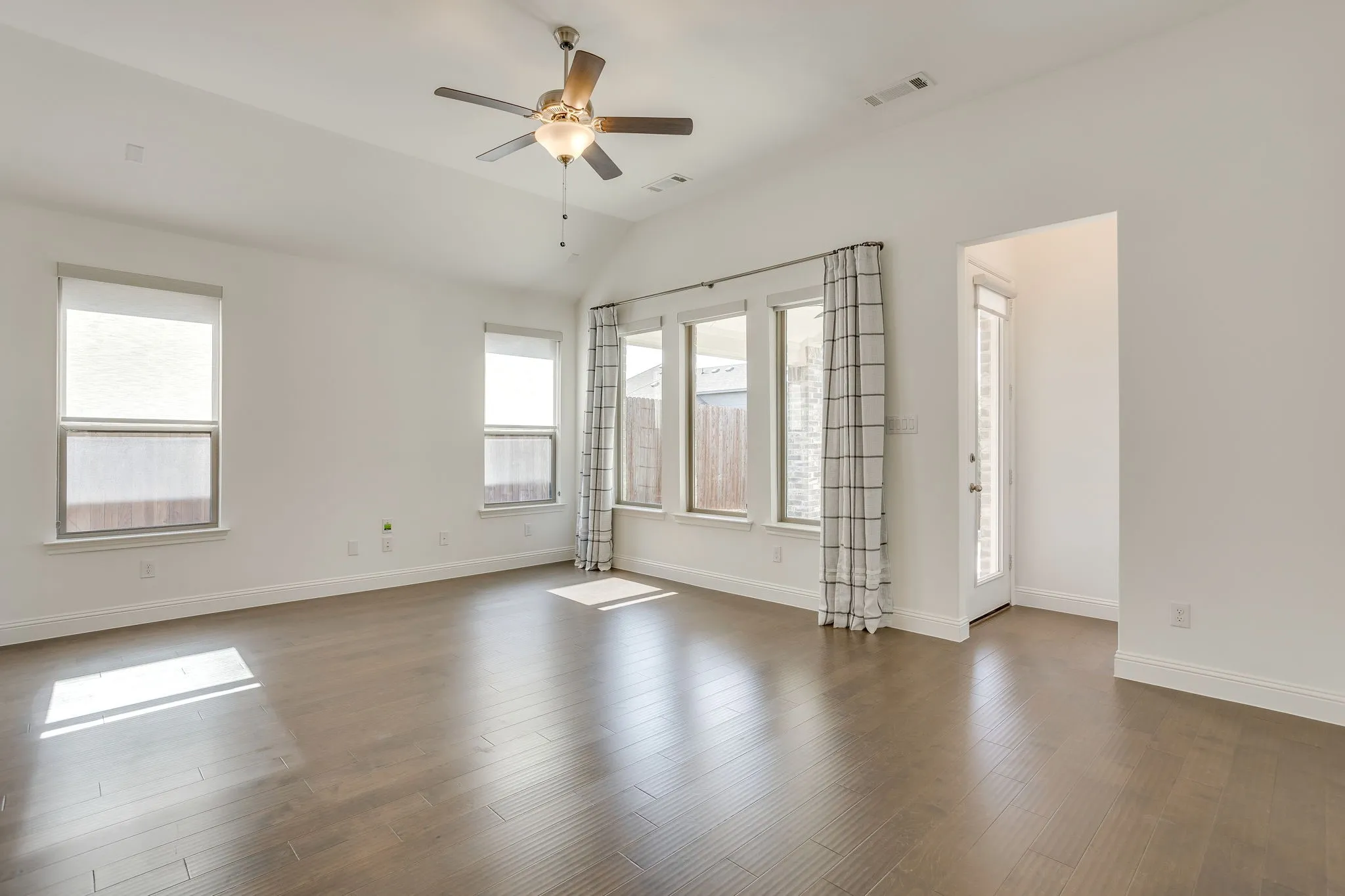 Single Family Residence For Sale in Tarrant County , 5705 Surry Mountain Trail, Fort Worth, Texas 76179, 3 Bedroom, 2 Bathroom, 2 Garage spaces, 2,223 Sqft, built in 2021, mls#21356977, Real Estate Agent in Fort Worth, Homes For Sale in Tarrant county, Homes For Sale in Fort Worth, Realtor in Fort Worth Texas, Real Estate Brokerage Independent Realty Texas, Luminita Cordes Realtor
