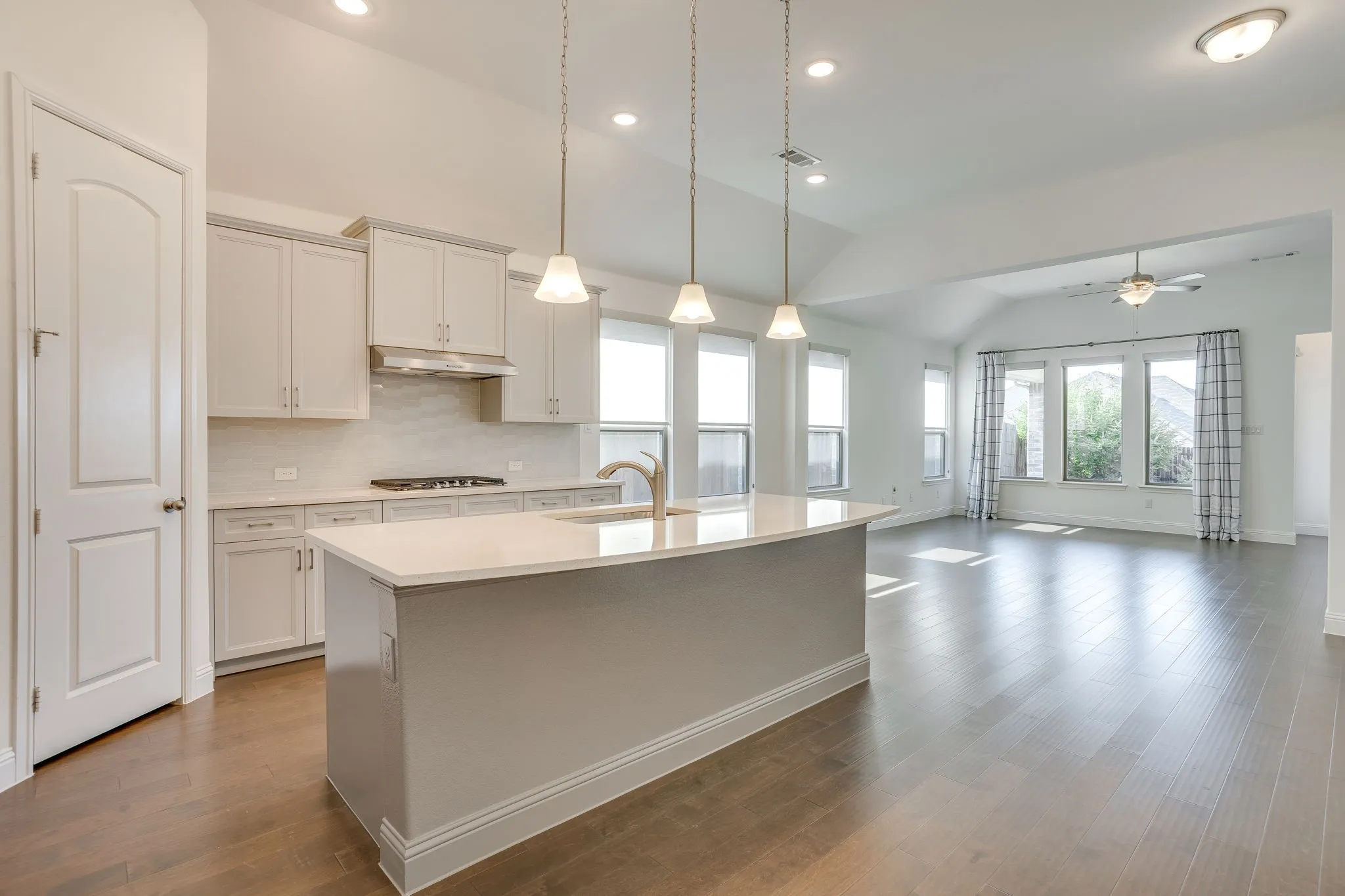 Single Family Residence For Sale in Tarrant County , 5705 Surry Mountain Trail, Fort Worth, Texas 76179, 3 Bedroom, 2 Bathroom, 2 Garage spaces, 2,223 Sqft, built in 2021, mls#21356977, Real Estate Agent in Fort Worth, Homes For Sale in Tarrant county, Homes For Sale in Fort Worth, Realtor in Fort Worth Texas, Real Estate Brokerage Independent Realty Texas, Luminita Cordes Realtor