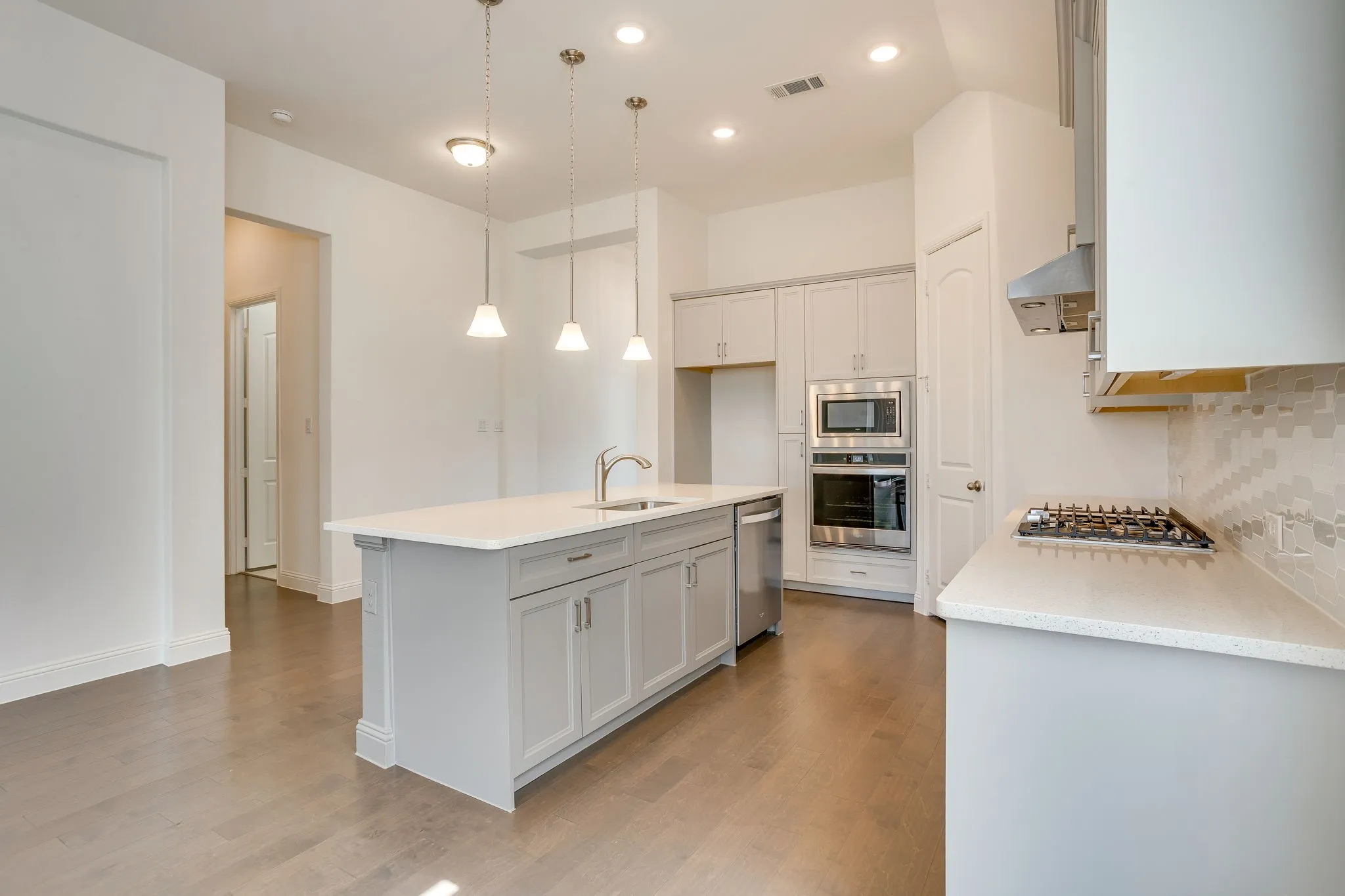Single Family Residence For Sale in Tarrant County , 5705 Surry Mountain Trail, Fort Worth, Texas 76179, 3 Bedroom, 2 Bathroom, 2 Garage spaces, 2,223 Sqft, built in 2021, mls#21356977, Real Estate Agent in Fort Worth, Homes For Sale in Tarrant county, Homes For Sale in Fort Worth, Realtor in Fort Worth Texas, Real Estate Brokerage Independent Realty Texas, Luminita Cordes Realtor