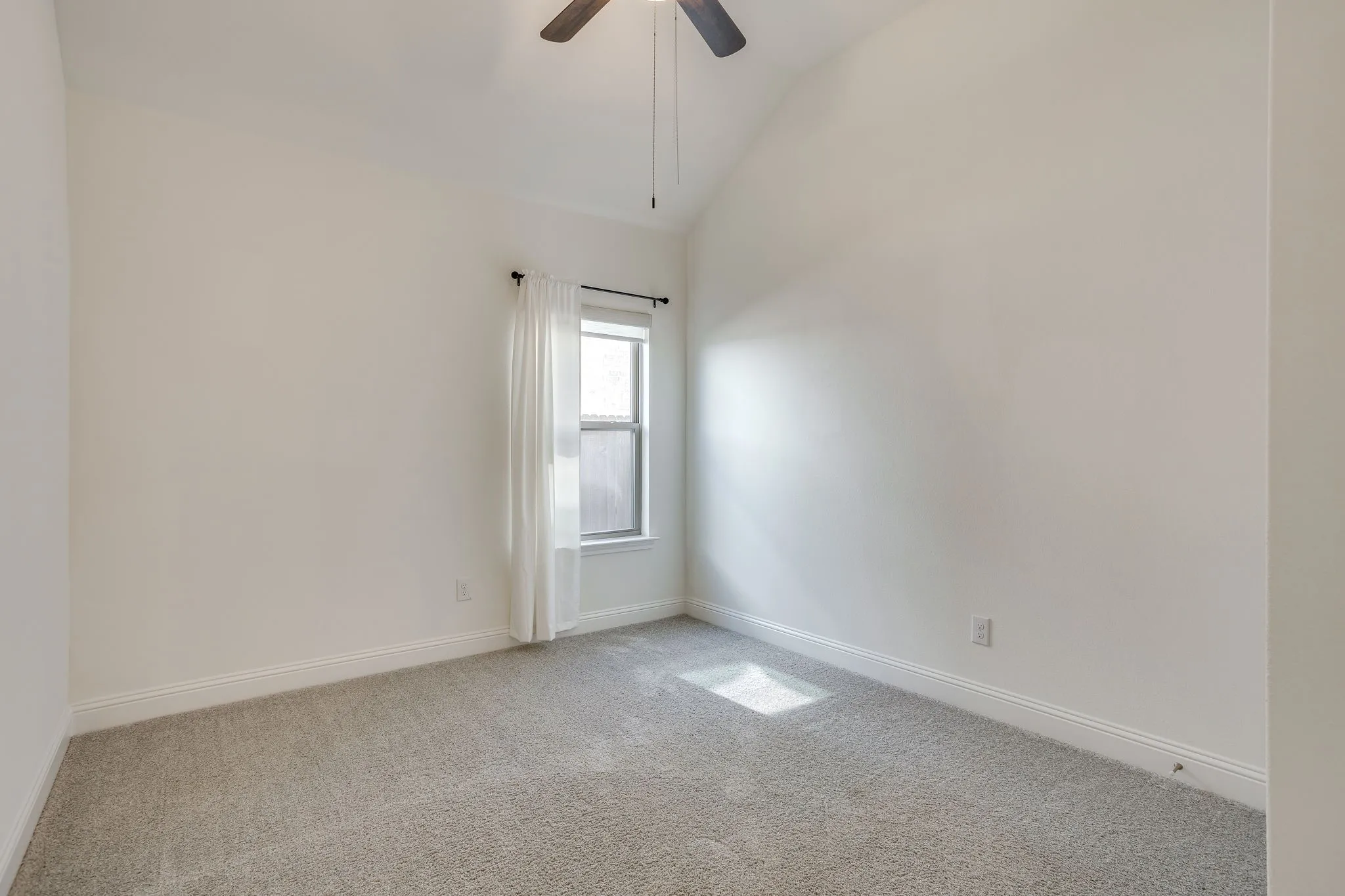 Single Family Residence For Sale in Tarrant County , 5705 Surry Mountain Trail, Fort Worth, Texas 76179, 3 Bedroom, 2 Bathroom, 2 Garage spaces, 2,223 Sqft, built in 2021, mls#21356977, Real Estate Agent in Fort Worth, Homes For Sale in Tarrant county, Homes For Sale in Fort Worth, Realtor in Fort Worth Texas, Real Estate Brokerage Independent Realty Texas, Luminita Cordes Realtor