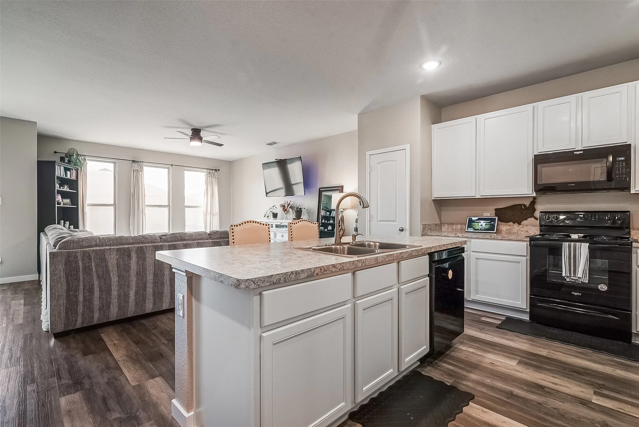 Single Family Residence For Sale in Grayson County , 1048 Waverly Drive, Van Alstyne, Texas 75495, 4 Bedroom, 2 Bathroom, 2 Garage spaces, 1,903 Sqft, built in 2020, mls#21372645, Real Estate Agent in Van Alstyne, Homes For Sale in Grayson county, Homes For Sale in Van Alstyne, Realtor in Van Alstyne Texas, Real Estate Brokerage Independent Realty Texas, Luminita Cordes Realtor