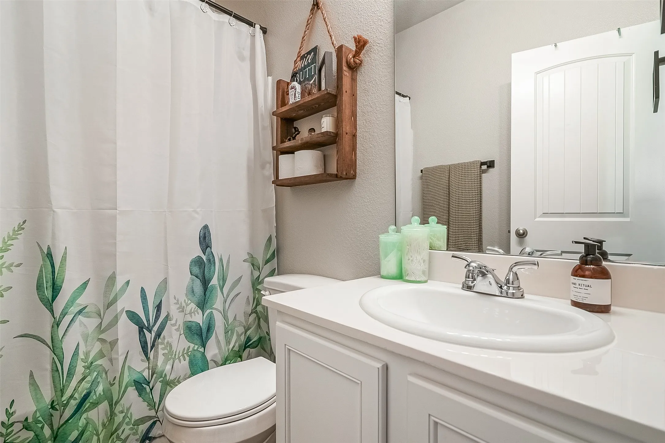 Single Family Residence For Sale in Grayson County , 1048 Waverly Drive, Van Alstyne, Texas 75495, 4 Bedroom, 2 Bathroom, 2 Garage spaces, 1,903 Sqft, built in 2020, mls#21372645, Real Estate Agent in Van Alstyne, Homes For Sale in Grayson county, Homes For Sale in Van Alstyne, Realtor in Van Alstyne Texas, Real Estate Brokerage Independent Realty Texas, Luminita Cordes Realtor