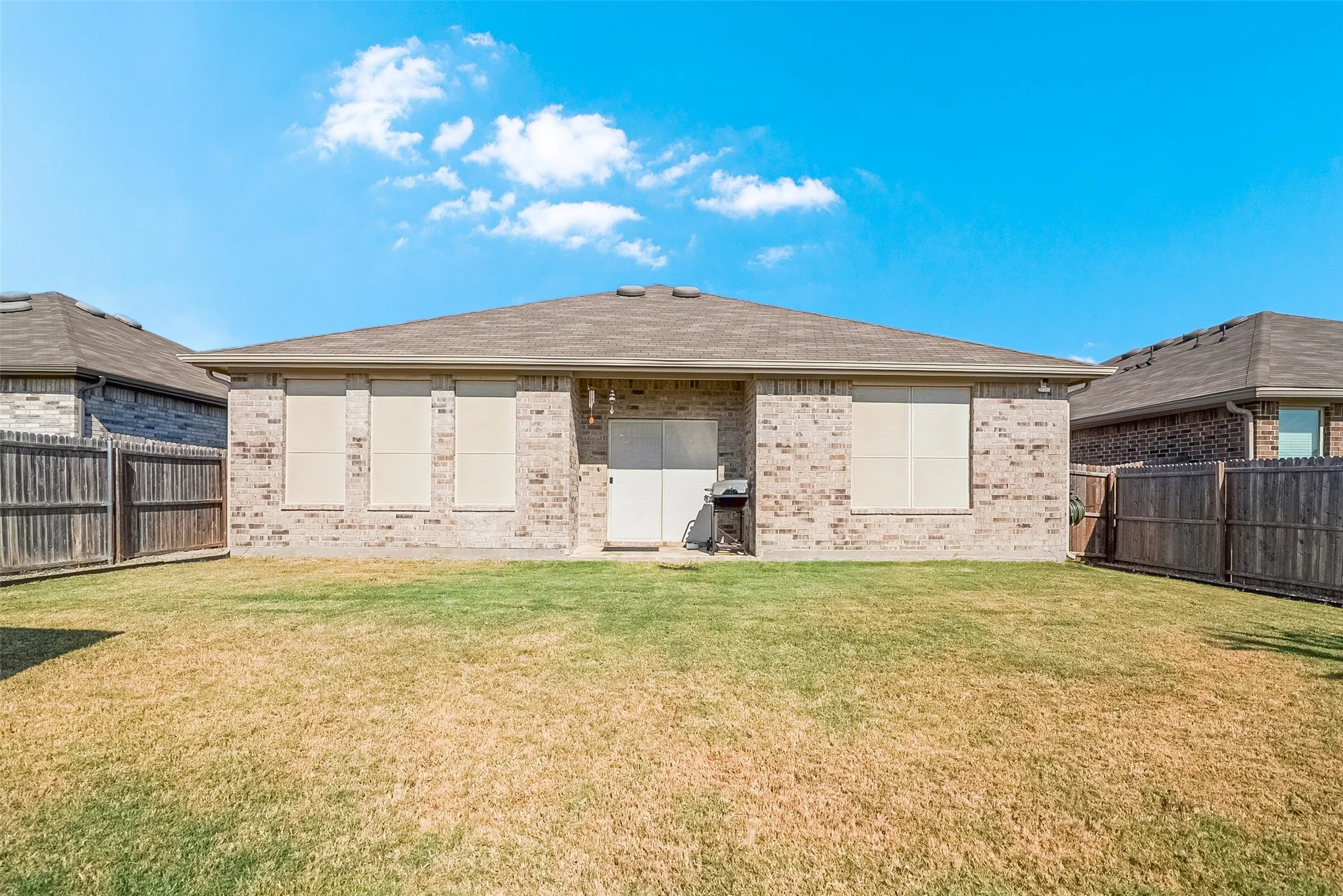 Single Family Residence For Sale in Grayson County , 1048 Waverly Drive, Van Alstyne, Texas 75495, 4 Bedroom, 2 Bathroom, 2 Garage spaces, 1,903 Sqft, built in 2020, mls#21372645, Real Estate Agent in Van Alstyne, Homes For Sale in Grayson county, Homes For Sale in Van Alstyne, Realtor in Van Alstyne Texas, Real Estate Brokerage Independent Realty Texas, Luminita Cordes Realtor