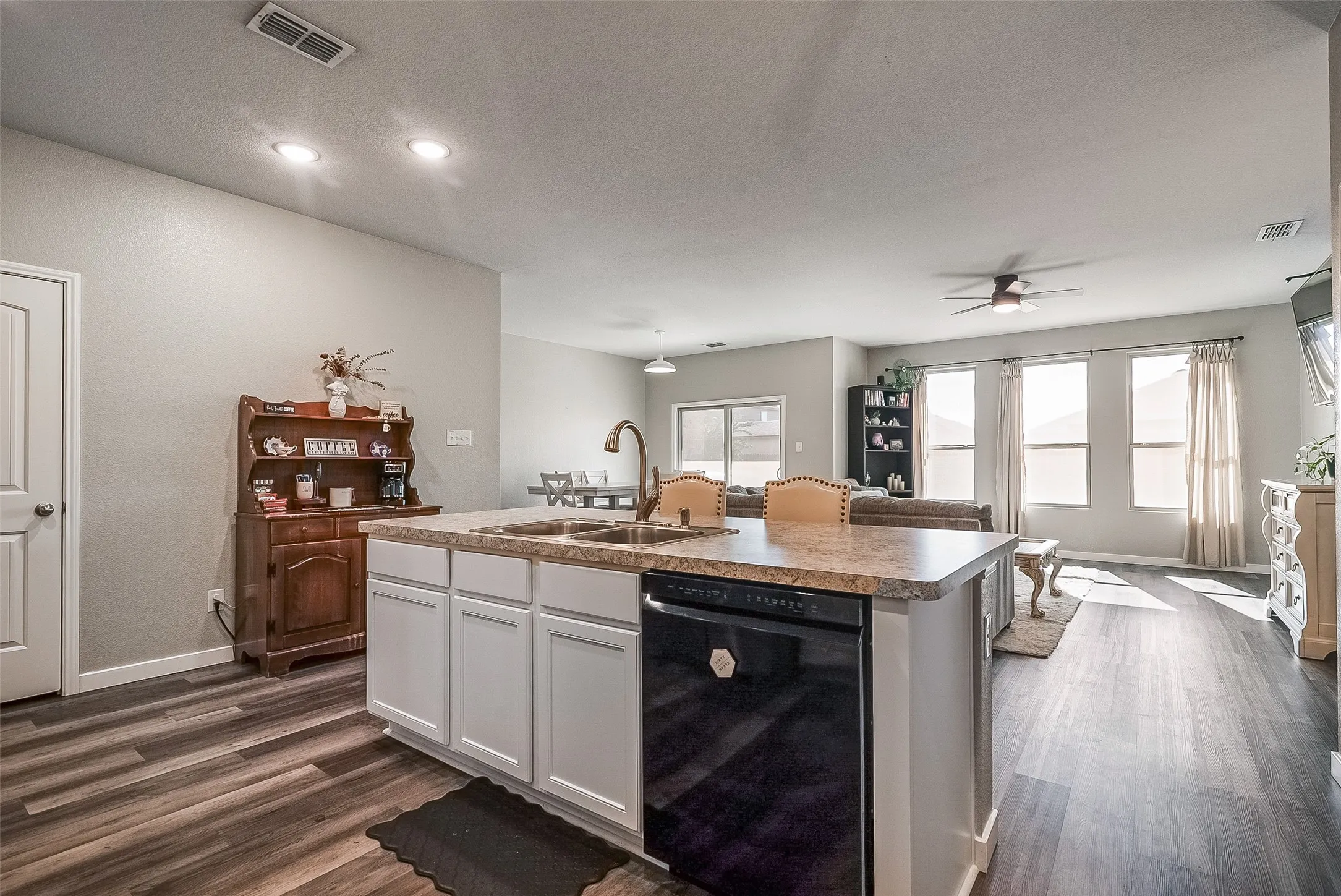 Single Family Residence For Sale in Grayson County , 1048 Waverly Drive, Van Alstyne, Texas 75495, 4 Bedroom, 2 Bathroom, 2 Garage spaces, 1,903 Sqft, built in 2020, mls#21372645, Real Estate Agent in Van Alstyne, Homes For Sale in Grayson county, Homes For Sale in Van Alstyne, Realtor in Van Alstyne Texas, Real Estate Brokerage Independent Realty Texas, Luminita Cordes Realtor