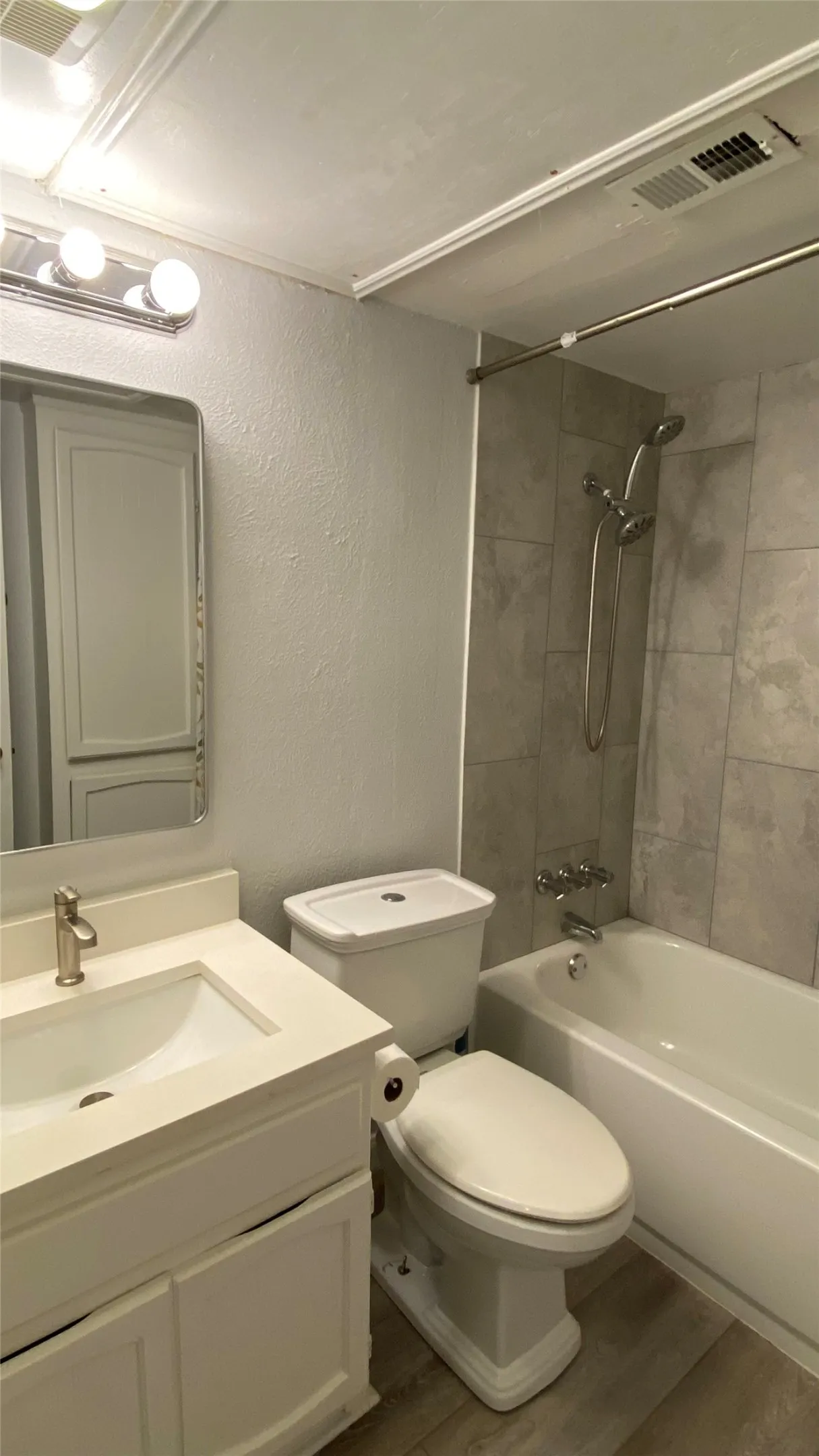 Condominium For Rent in Dallas County , 12816 Midway Road 1049, Dallas, Texas 75244, 2 Bedroom, 2 Bathroom, Garage spaces, 851 Sqft, built in 1970, mls#21372646, Real Estate Agent in Dallas, Homes For Rent in Dallas county, Homes For Rent in Dallas, Realtor in Dallas Texas, Real Estate Brokerage Independent Realty Texas, Luminita Cordes Realtor