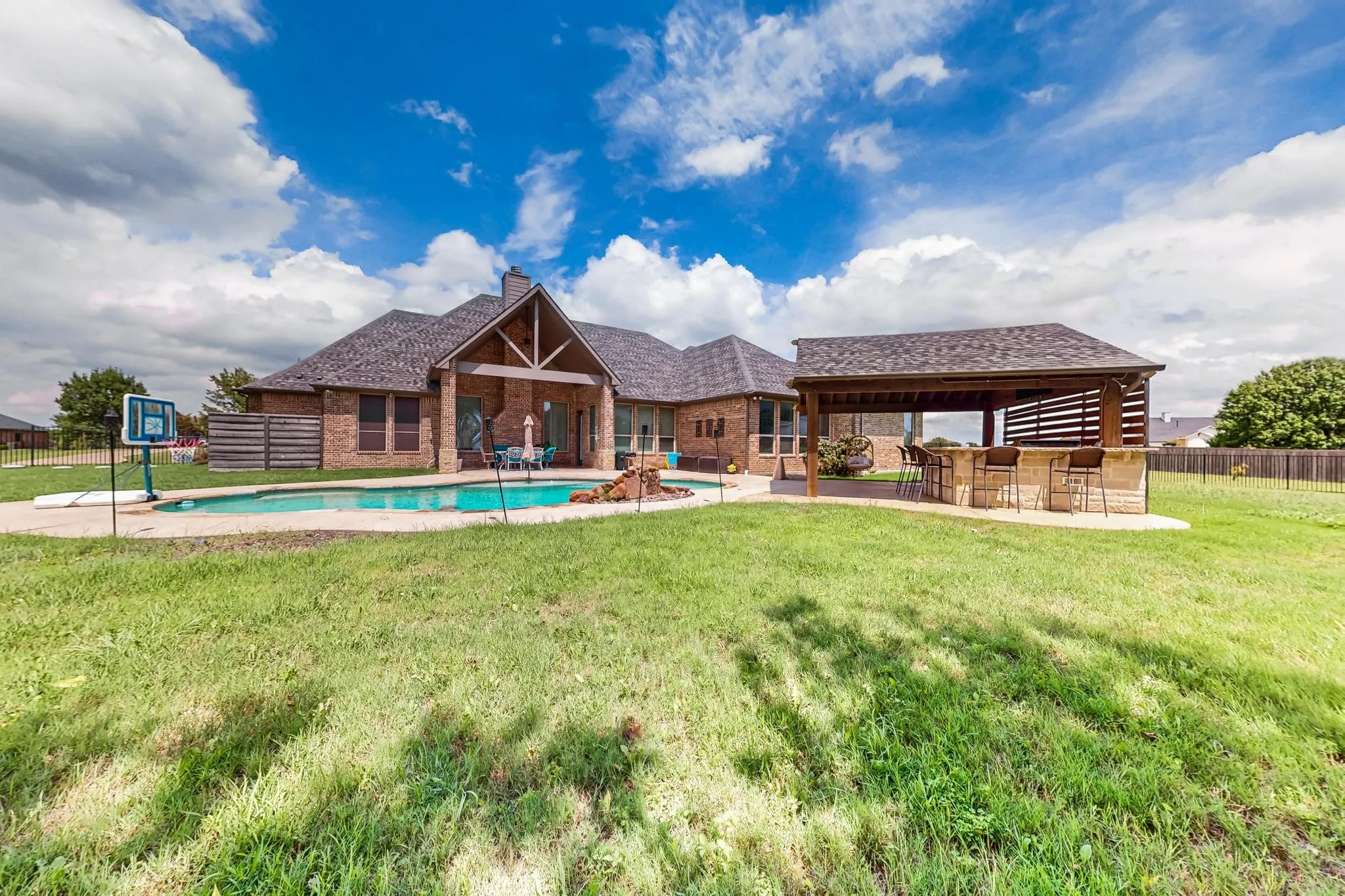 Single Family Residence For Sale in Kaufman County , 19121 Shortmeadow, Forney, Texas 75126, 3 Bedroom, 4 Bathroom, 3 Garage spaces, 3,137 Sqft, built in 2016, mls#21372253, Real Estate Agent in Forney, Homes For Sale in Kaufman county, Homes For Sale in Forney, Realtor in Forney Texas, Real Estate Brokerage Independent Realty Texas, Luminita Cordes Realtor