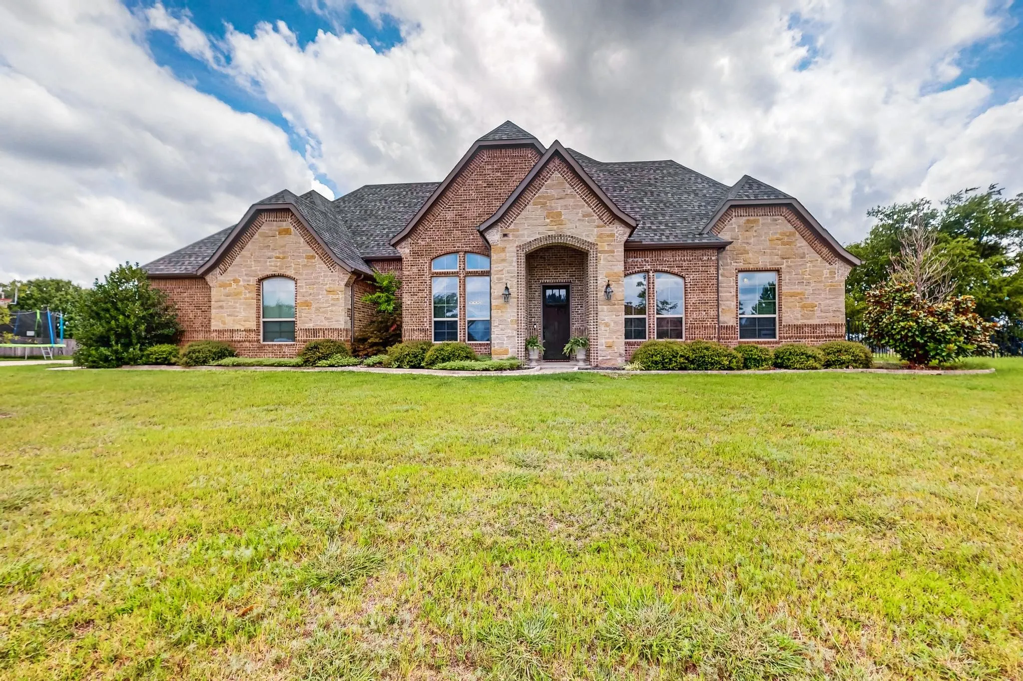 Single Family Residence For Sale in Kaufman County , 19121 Shortmeadow, Forney, Texas 75126, 3 Bedroom, 4 Bathroom, 3 Garage spaces, 3,137 Sqft, built in 2016, mls#21372253, Real Estate Agent in Forney, Homes For Sale in Kaufman county, Homes For Sale in Forney, Realtor in Forney Texas, Real Estate Brokerage Independent Realty Texas, Luminita Cordes Realtor