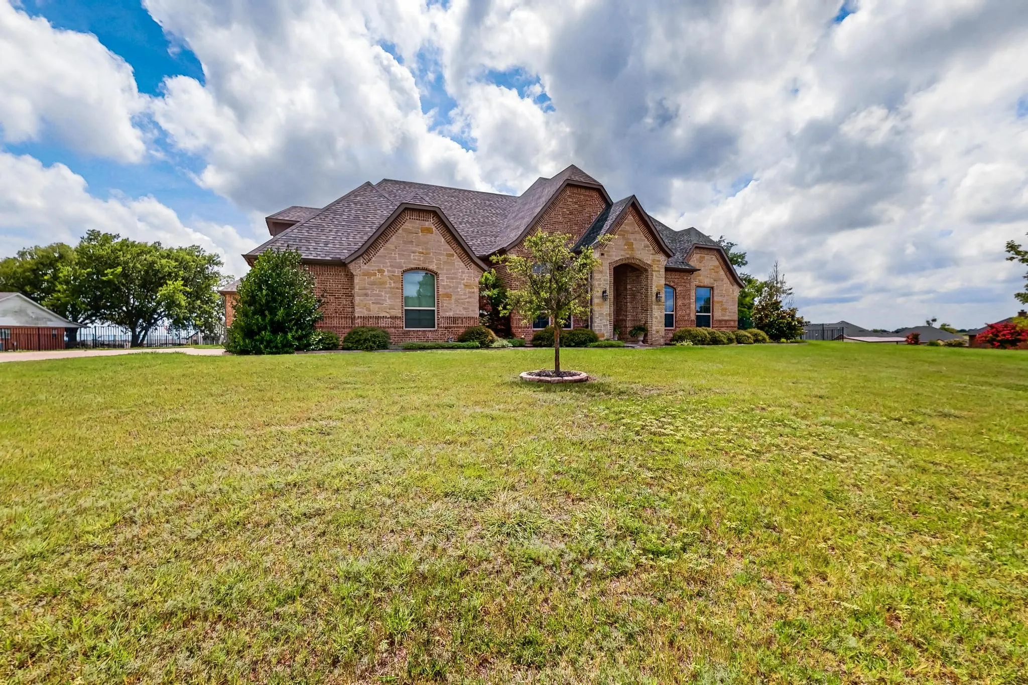Single Family Residence For Sale in Kaufman County , 19121 Shortmeadow, Forney, Texas 75126, 3 Bedroom, 4 Bathroom, 3 Garage spaces, 3,137 Sqft, built in 2016, mls#21372253, Real Estate Agent in Forney, Homes For Sale in Kaufman county, Homes For Sale in Forney, Realtor in Forney Texas, Real Estate Brokerage Independent Realty Texas, Luminita Cordes Realtor